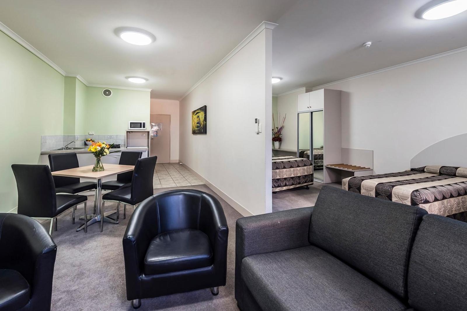 Open Plan Suite - Photo 3