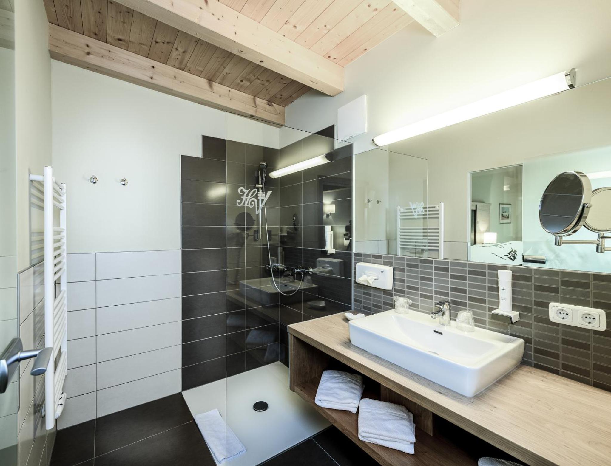 Deluxe Double Room with Balcony - Photo 6