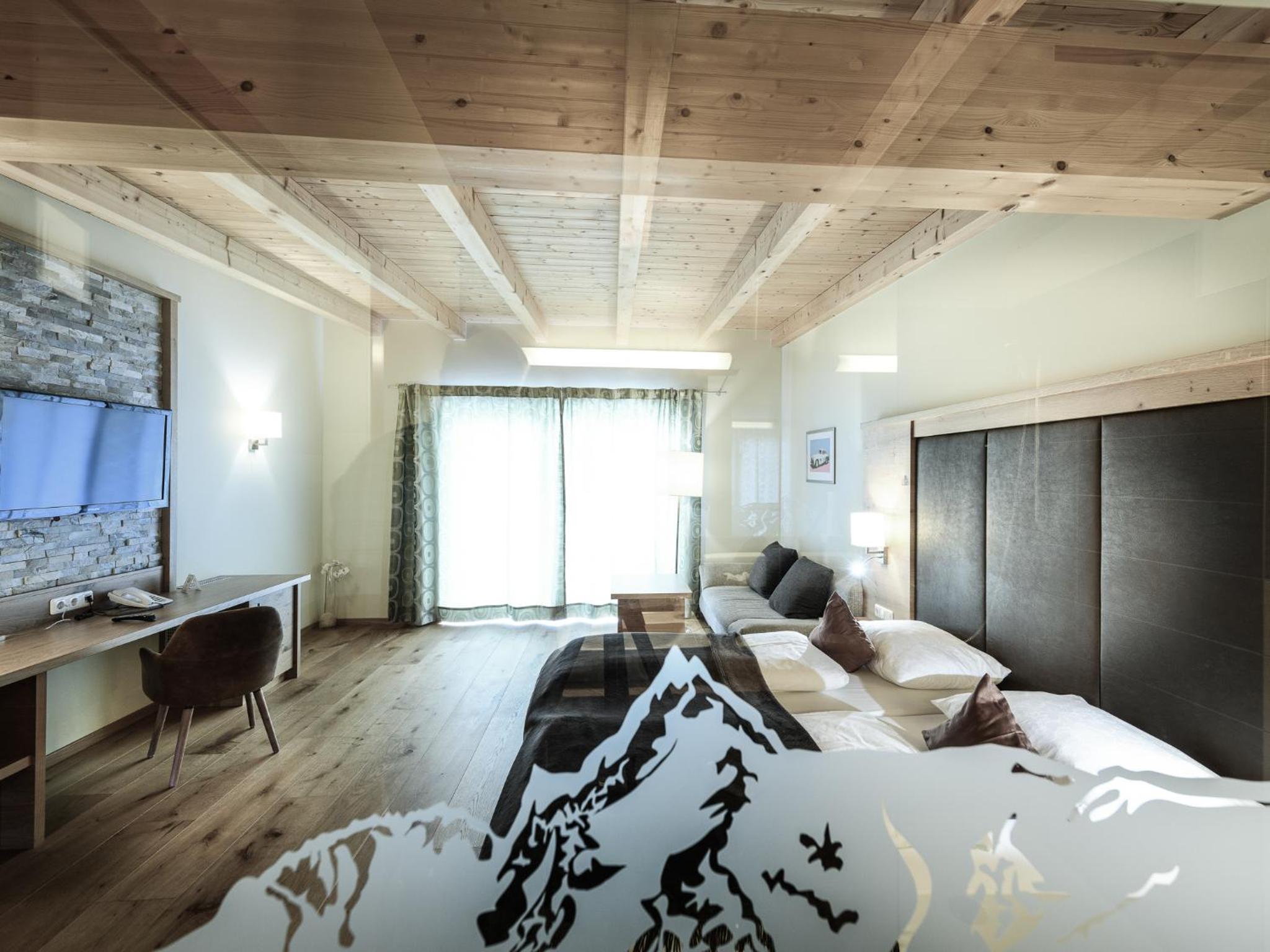 Deluxe Double Room with Balcony - Photo 10