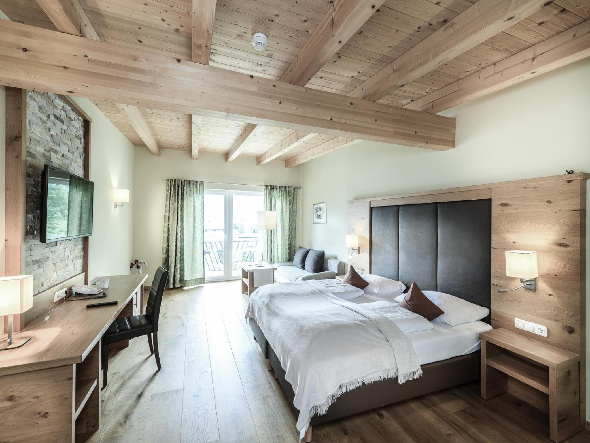 Deluxe Double Room with Balcony - Photo 9