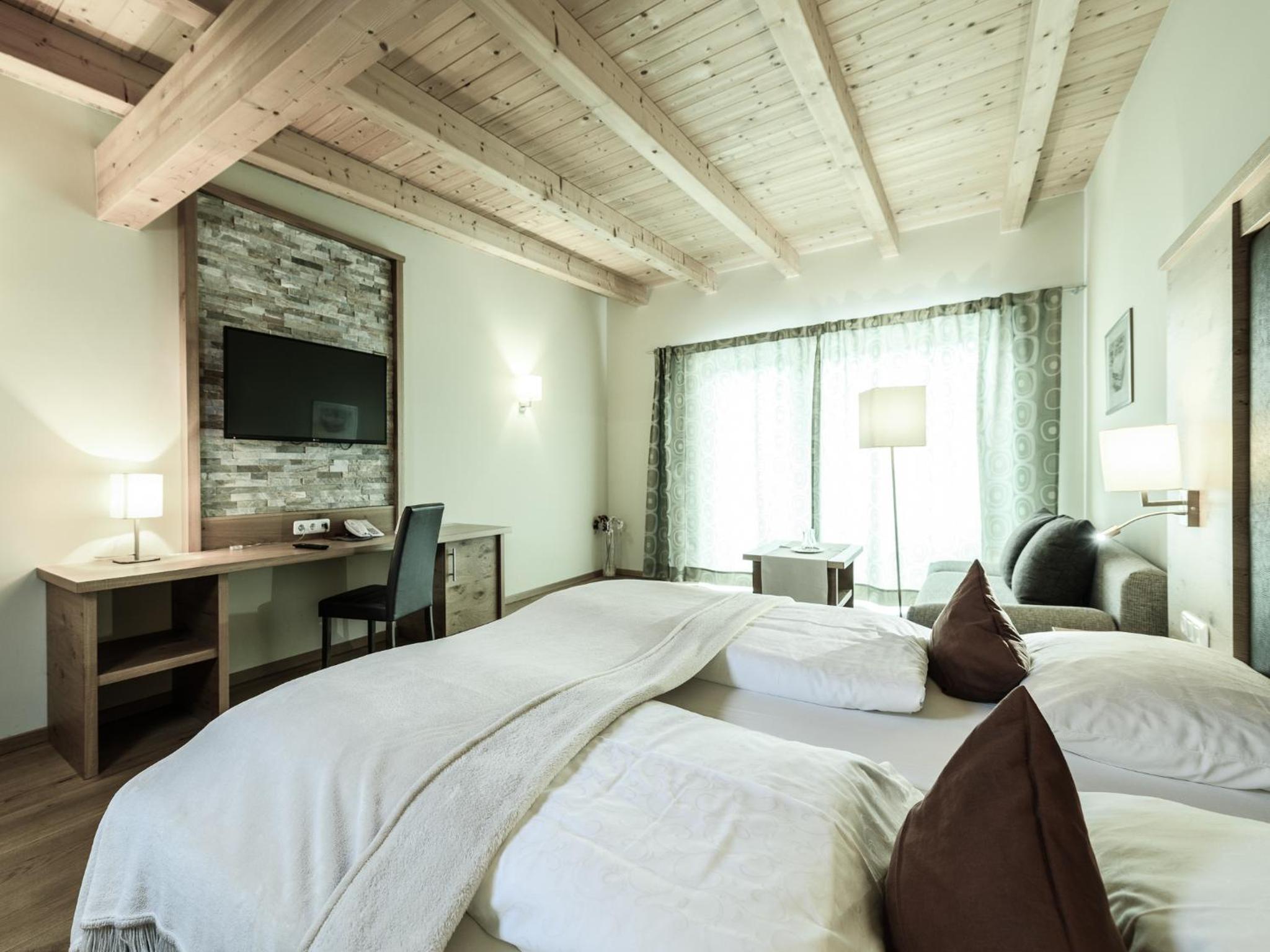 Deluxe Double Room with Balcony - Photo 8