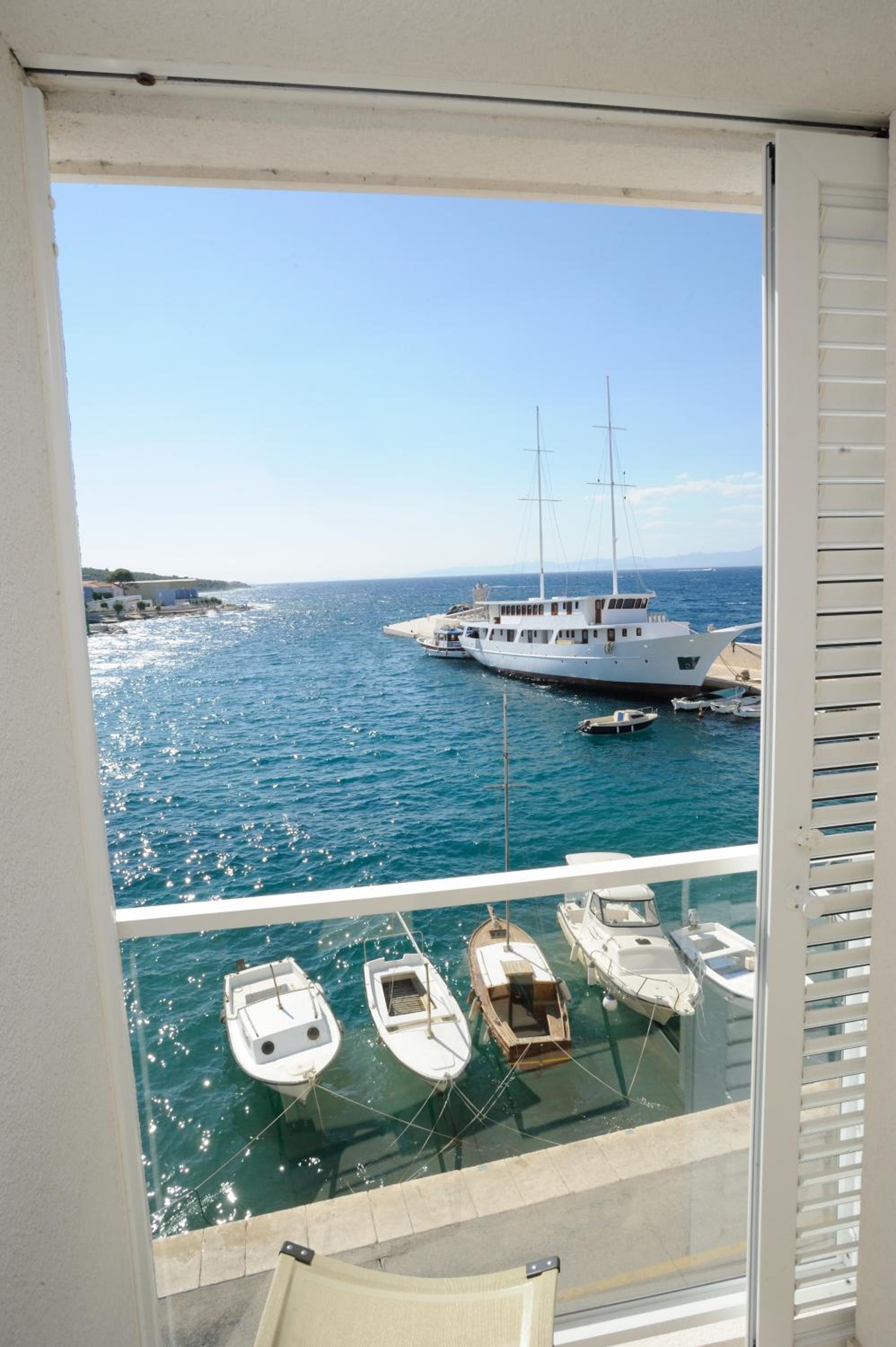 Double Room with Balcony and Sea View - Photo 9