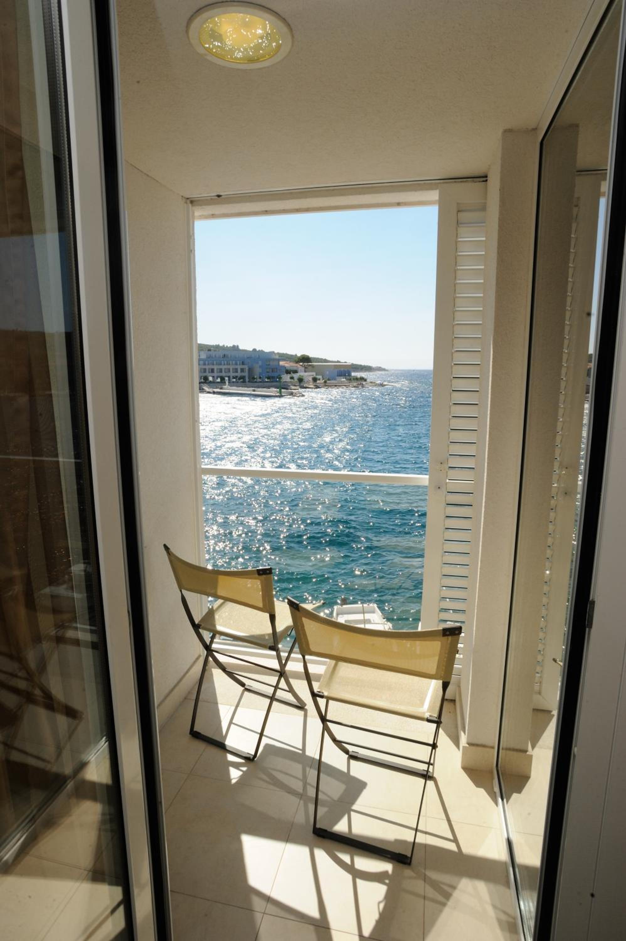 Double Room with Balcony and Sea View - Photo 6