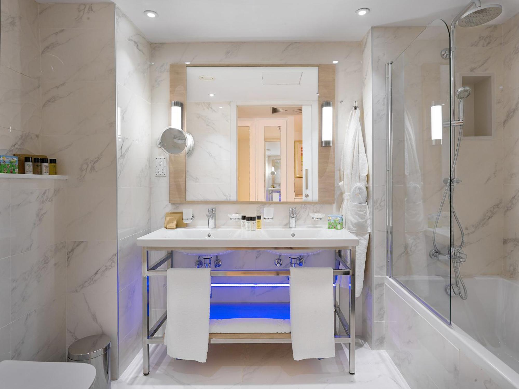 Superior Room with Private Garden, Pool & Garden View photo 2