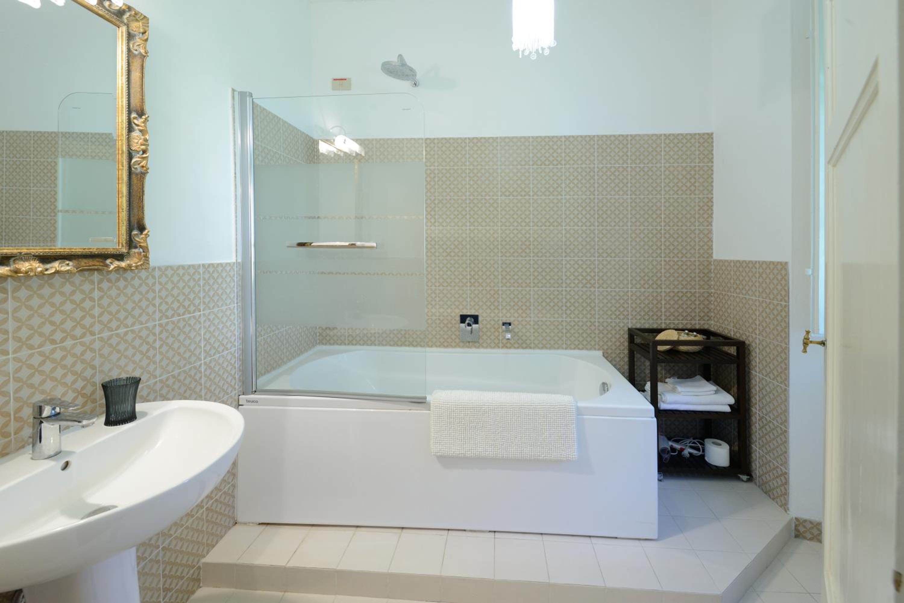 Deluxe Double Room with Bath photo 3