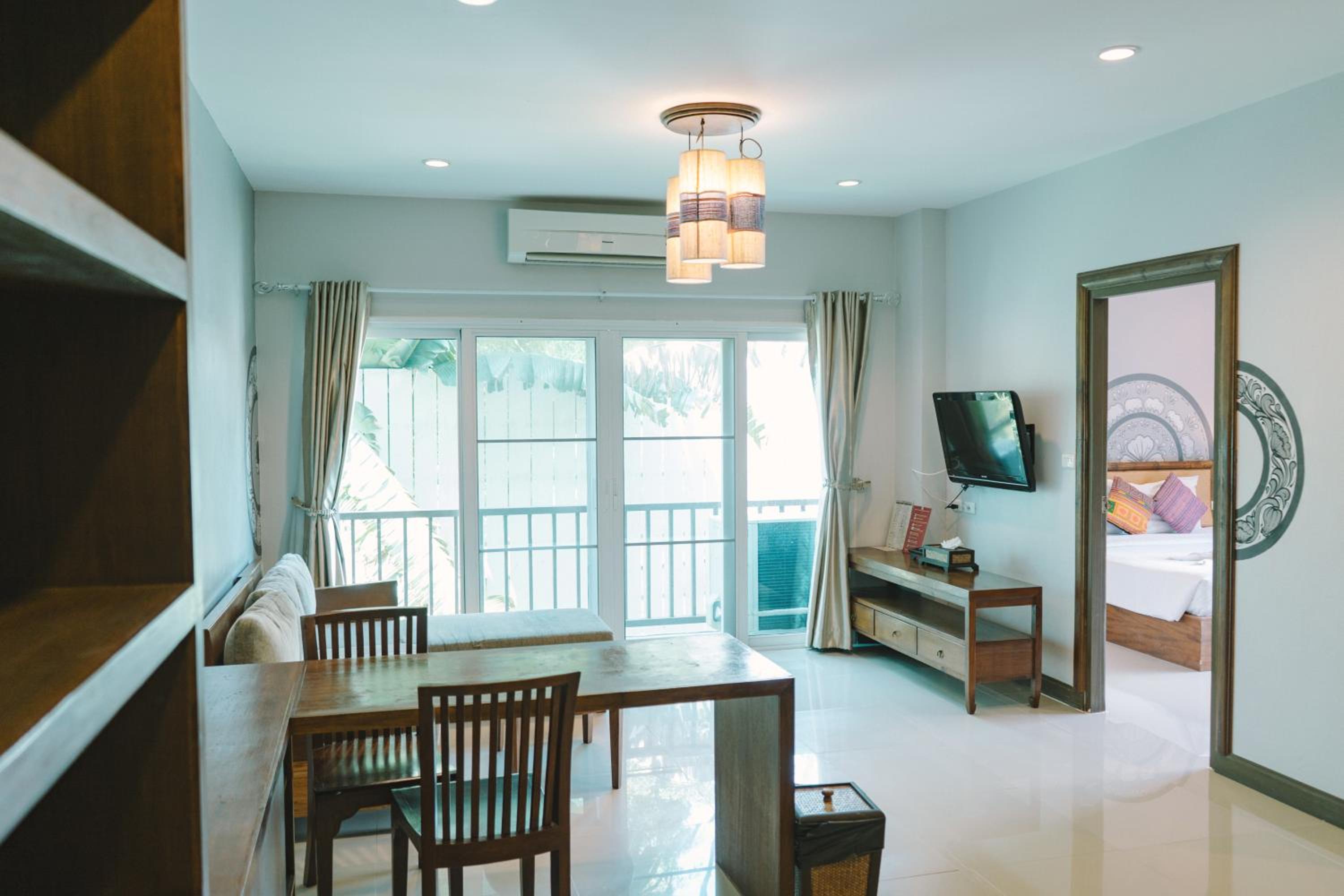One Bedroom Grand Suite with Balcony - Photo 3
