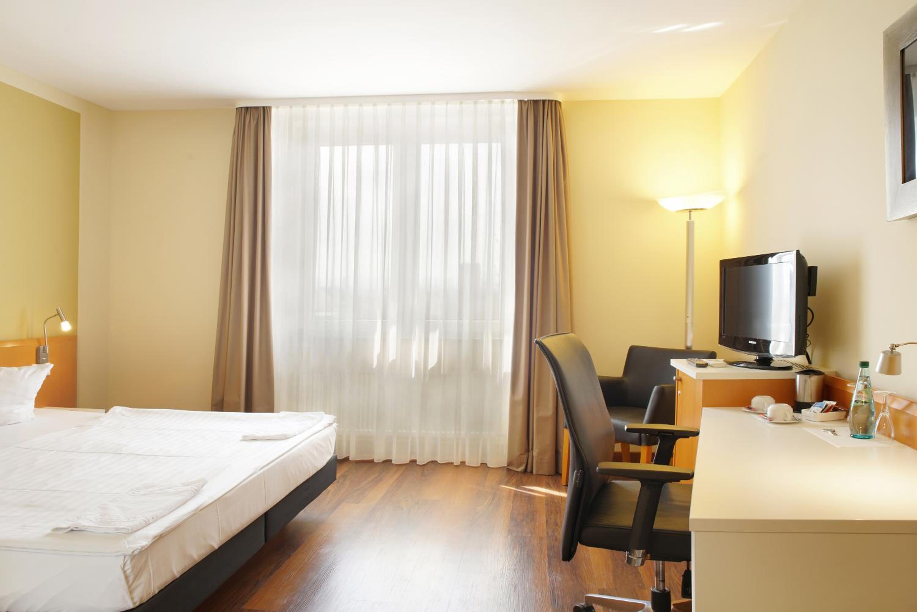 Standard Double or Twin Room - Photo 9