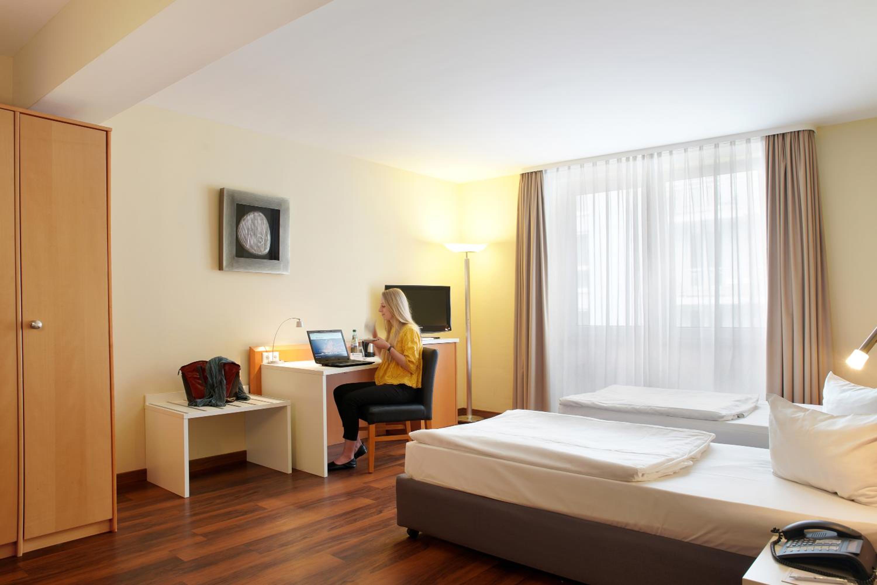 Business Twin Room - Photo 2