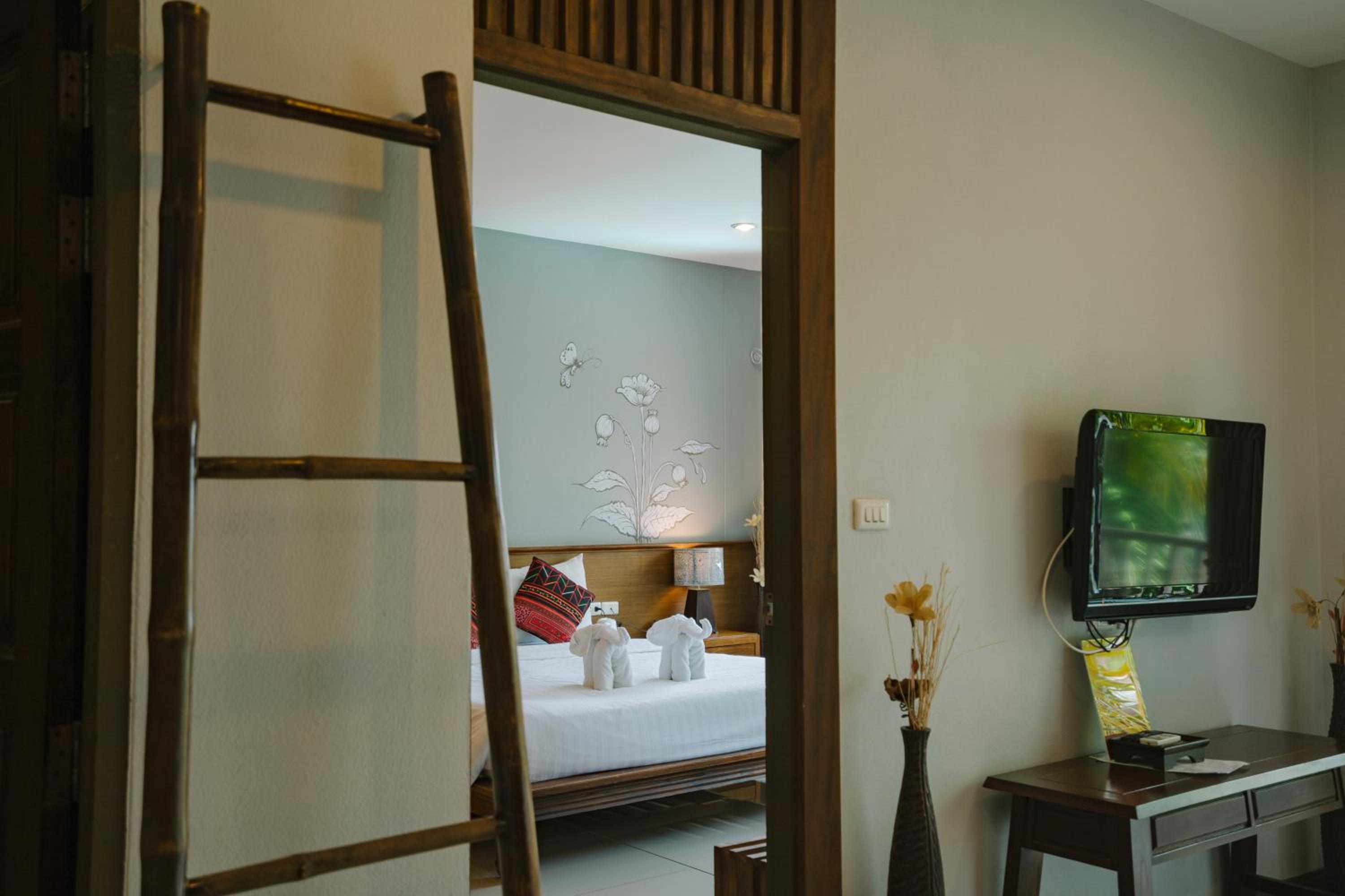 One Bedroom Grand Suite with Balcony - Photo 2