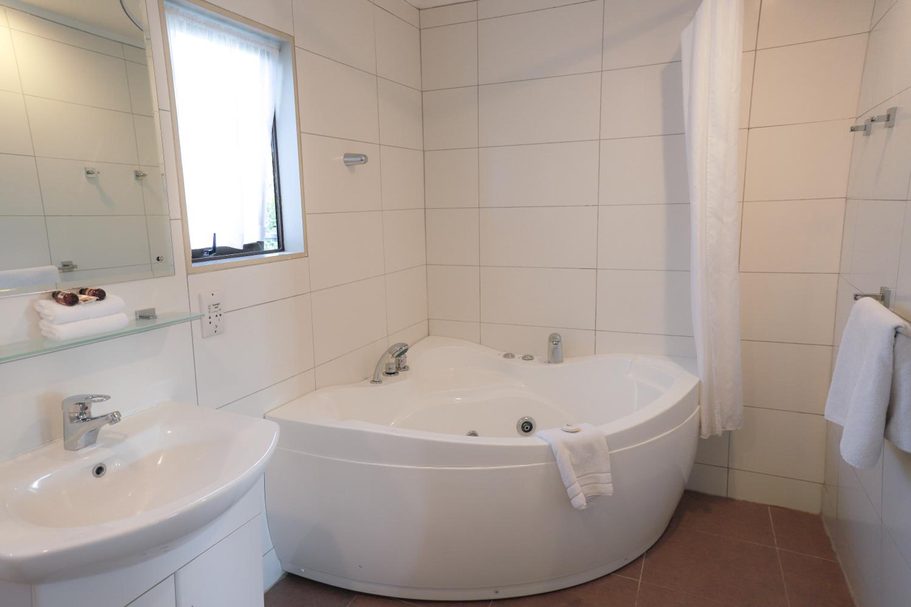 Queen Room with Spa Bath thumbnail 5