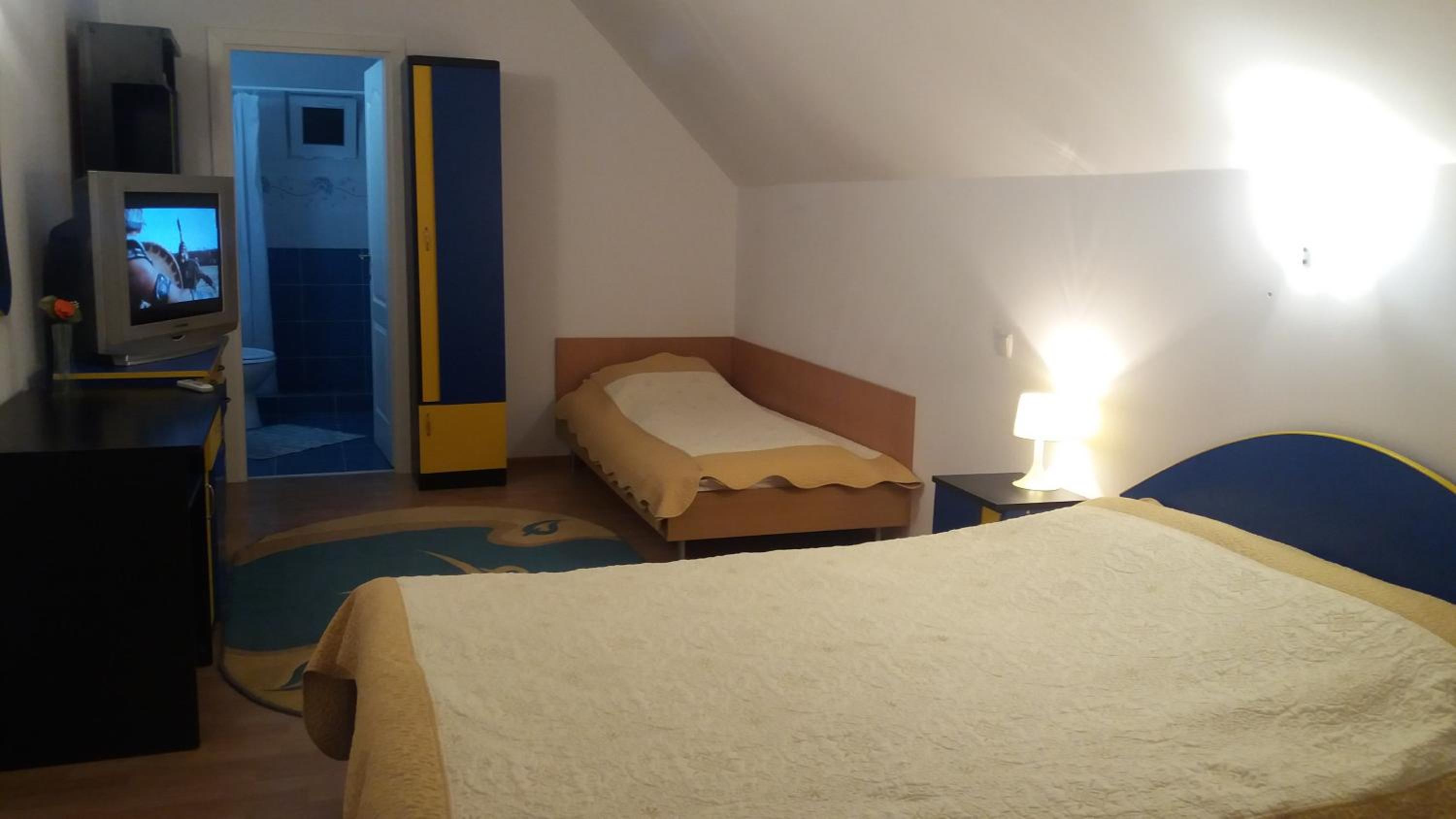 Triple Room with Bathroom - Photo 3