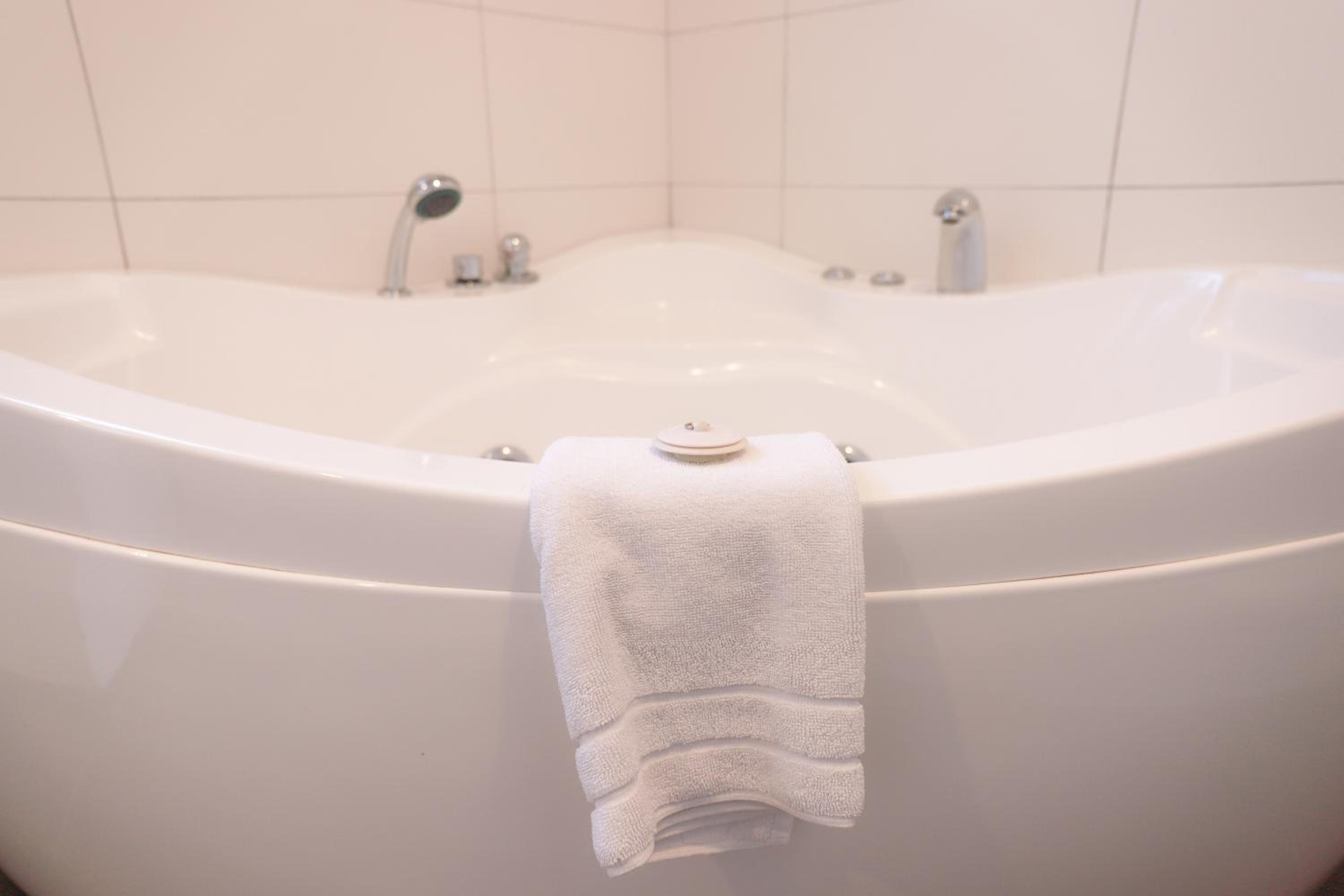 Queen Room with Spa Bath