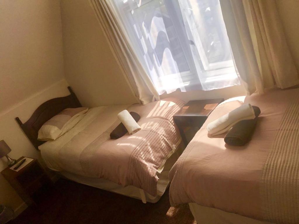 Large Twin with En-Suite photo 1