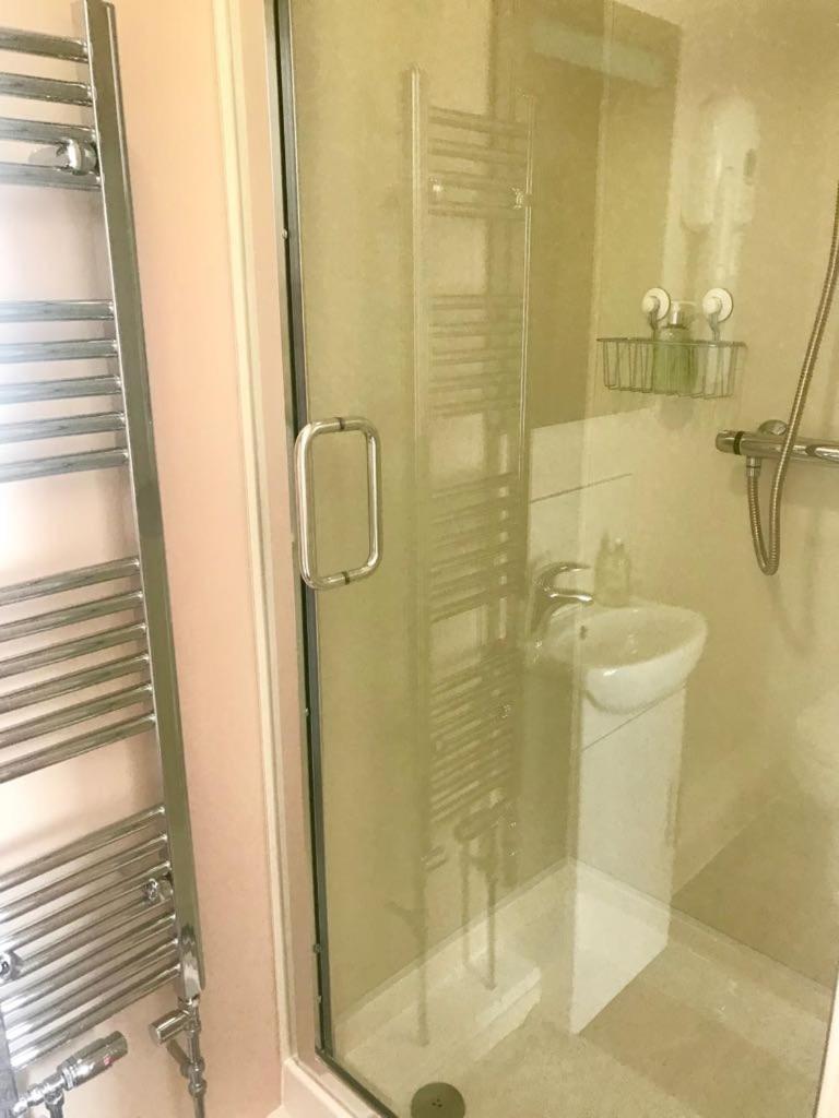 Large Twin with En-Suite photo 3