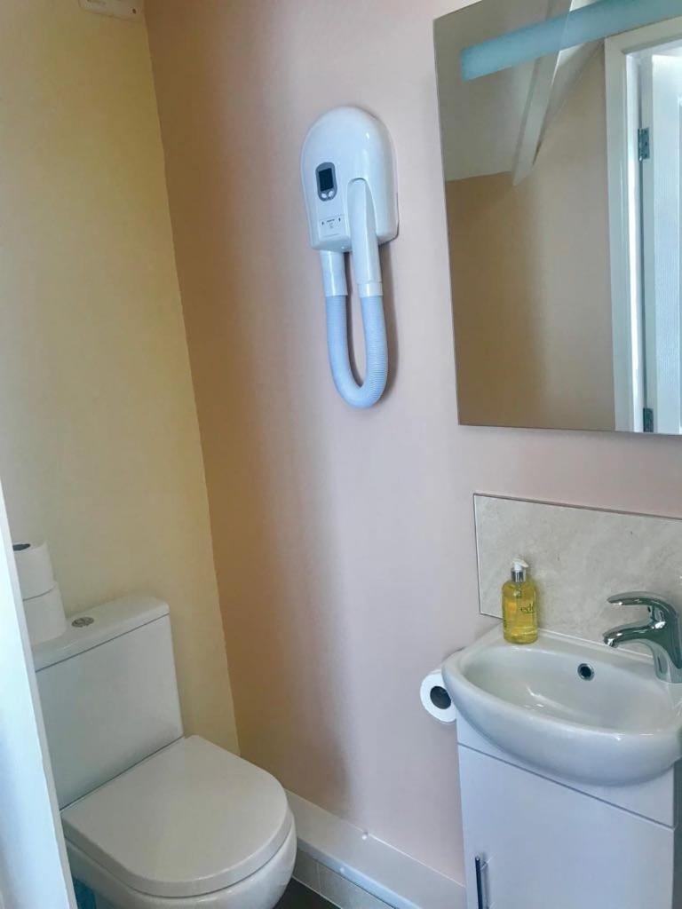 Large Twin with En-Suite photo 2