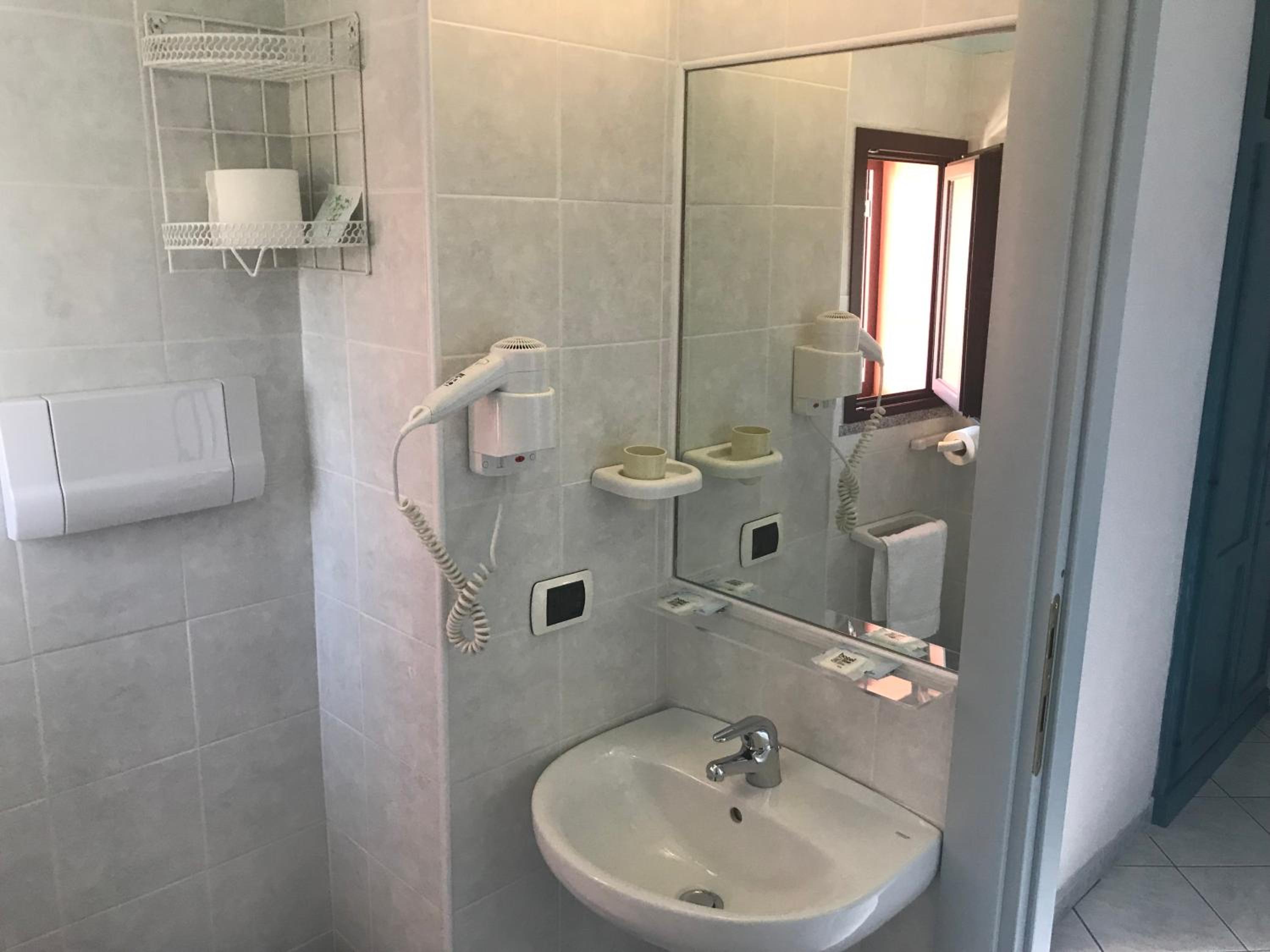 Triple Room with Balcony - Photo 7