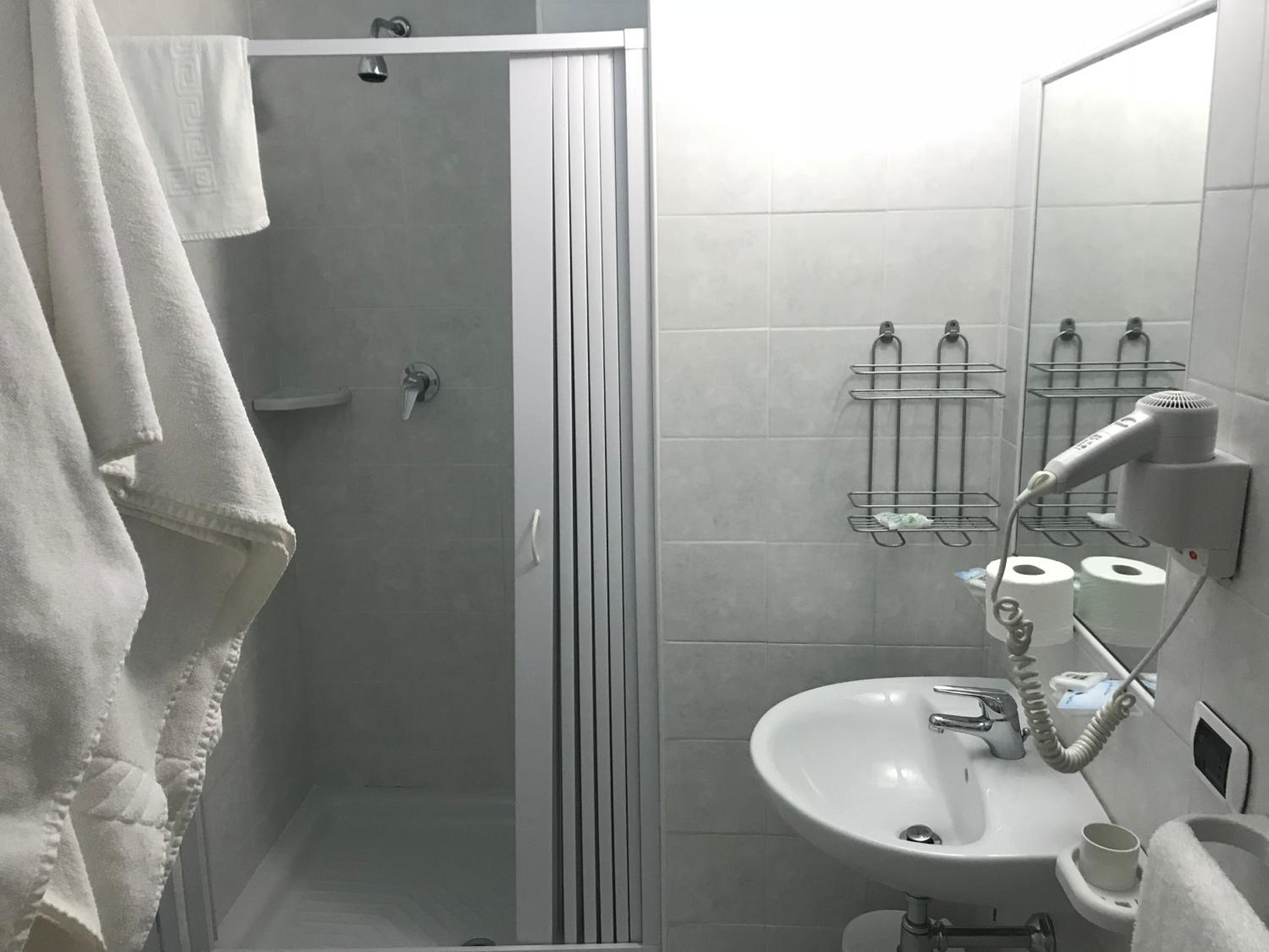 Triple Room with Balcony - Photo 8