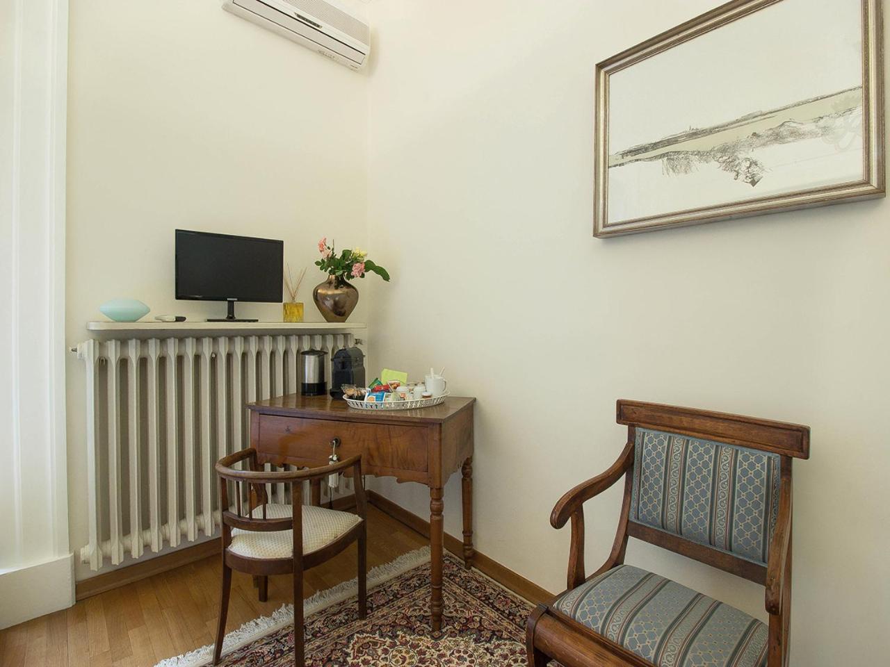Large Double Room with Balcony photo 3