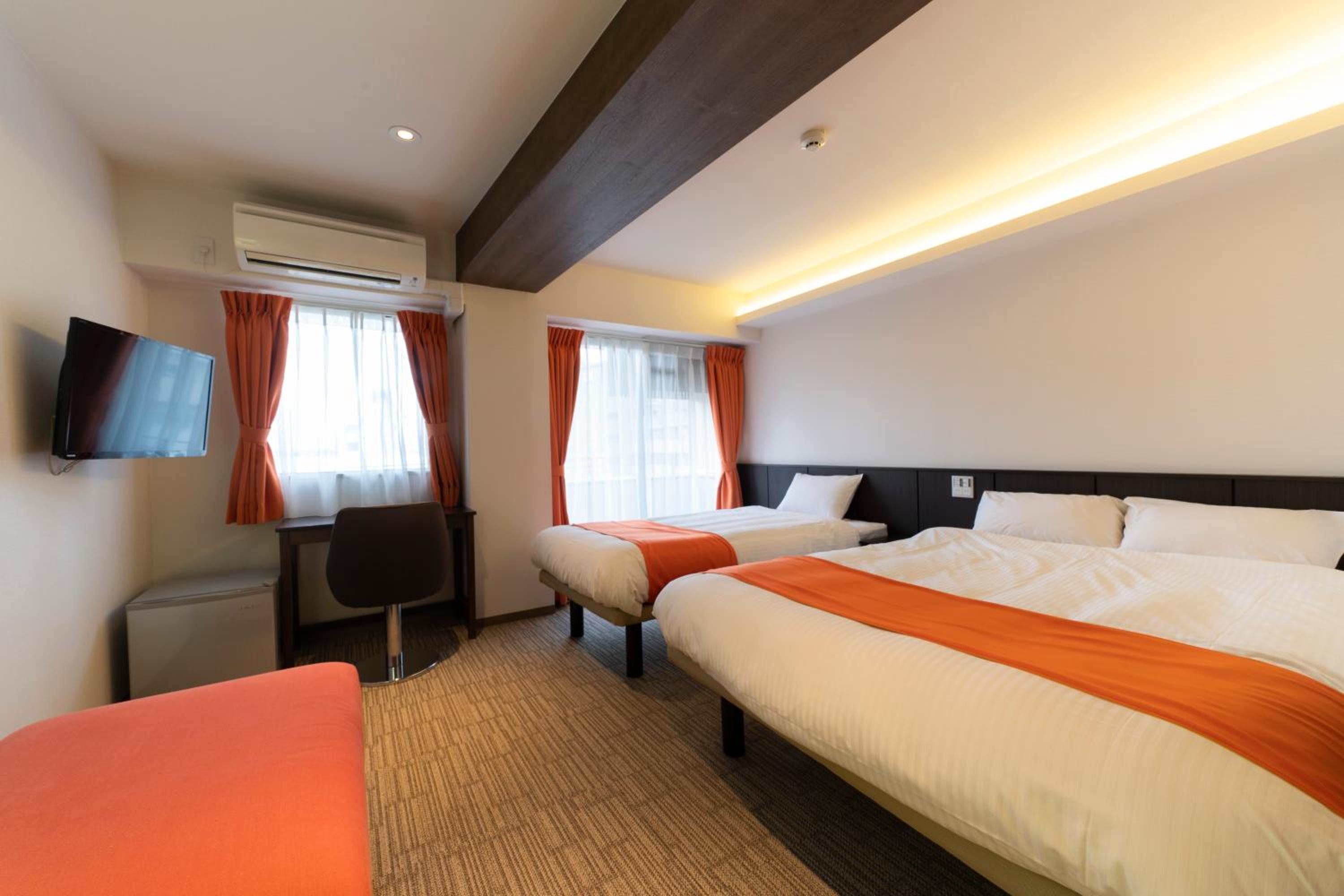 Large Twin Room - Non-Smoking