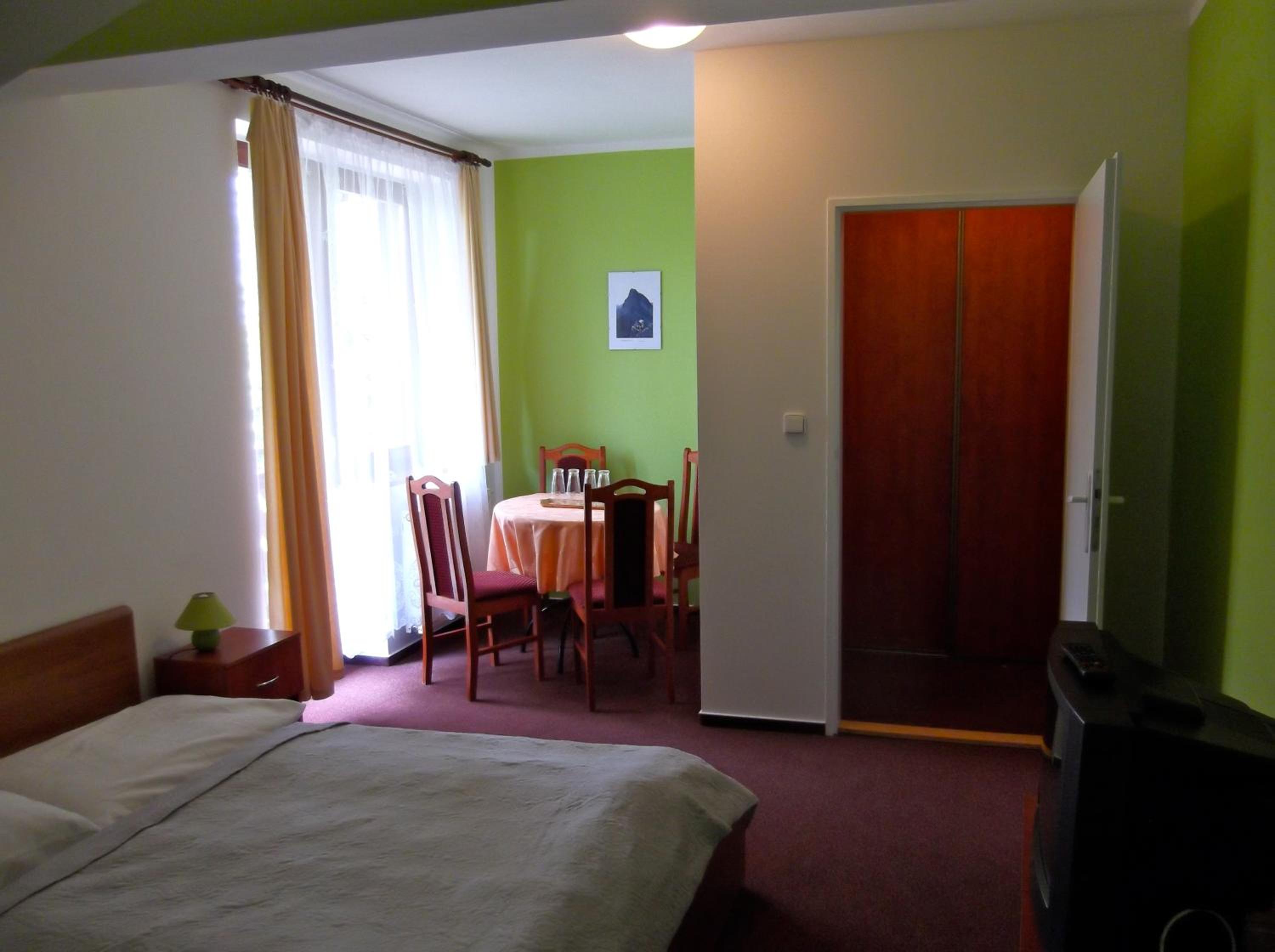 Quadruple Room with Balcony and Extra bed - Photo 2