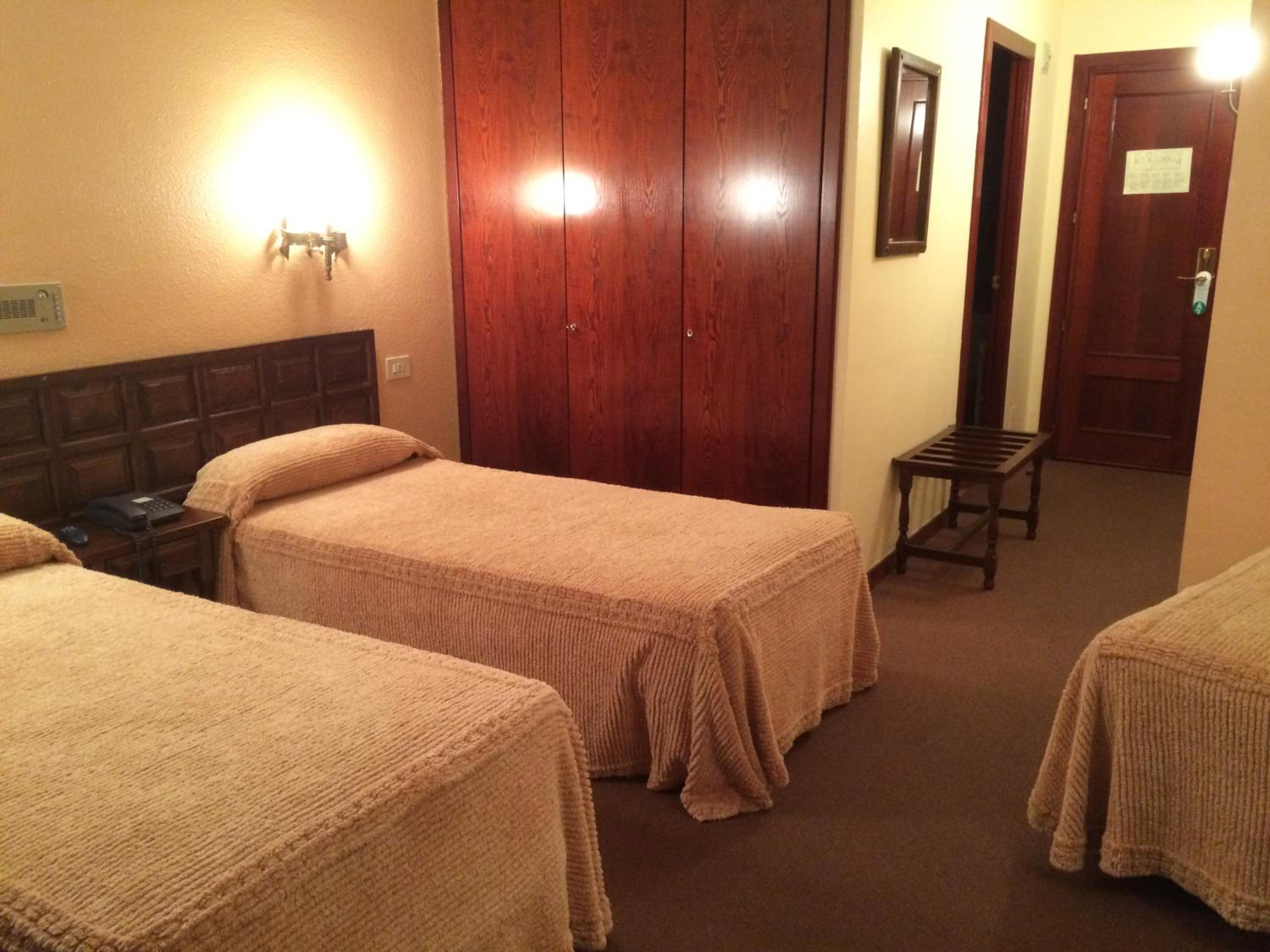 Quadruple Room (2 Adults + 2 Children) photo 1