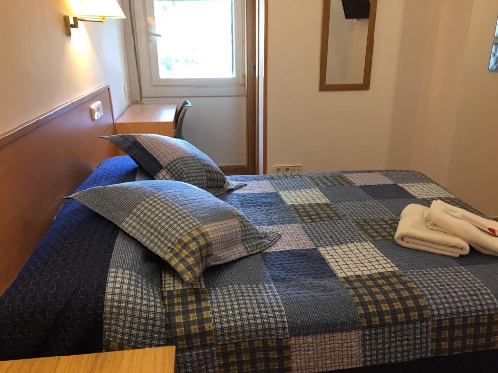 Single Room with Bathroom photo 2