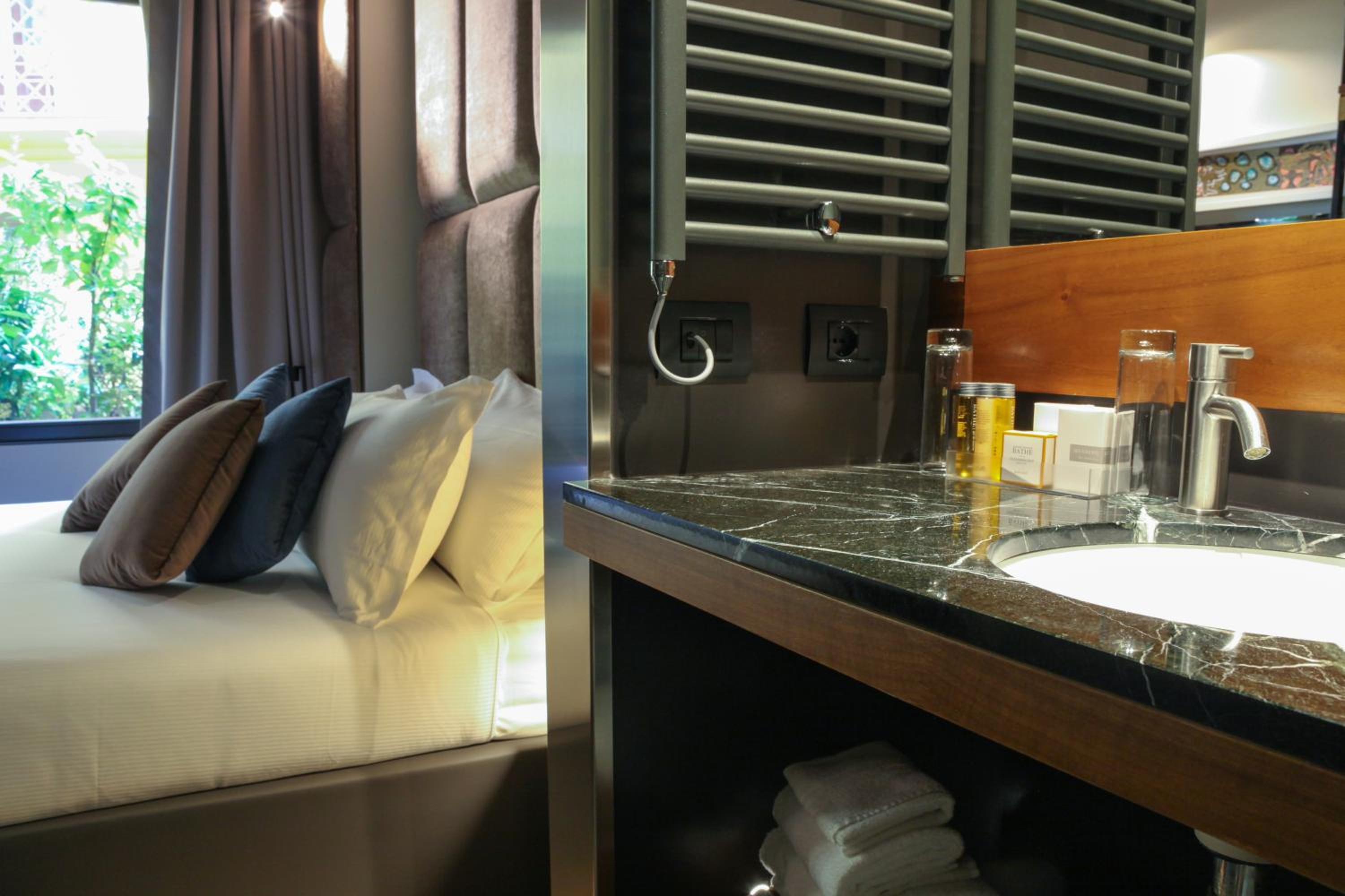 Deluxe Double Room thumbnail 5