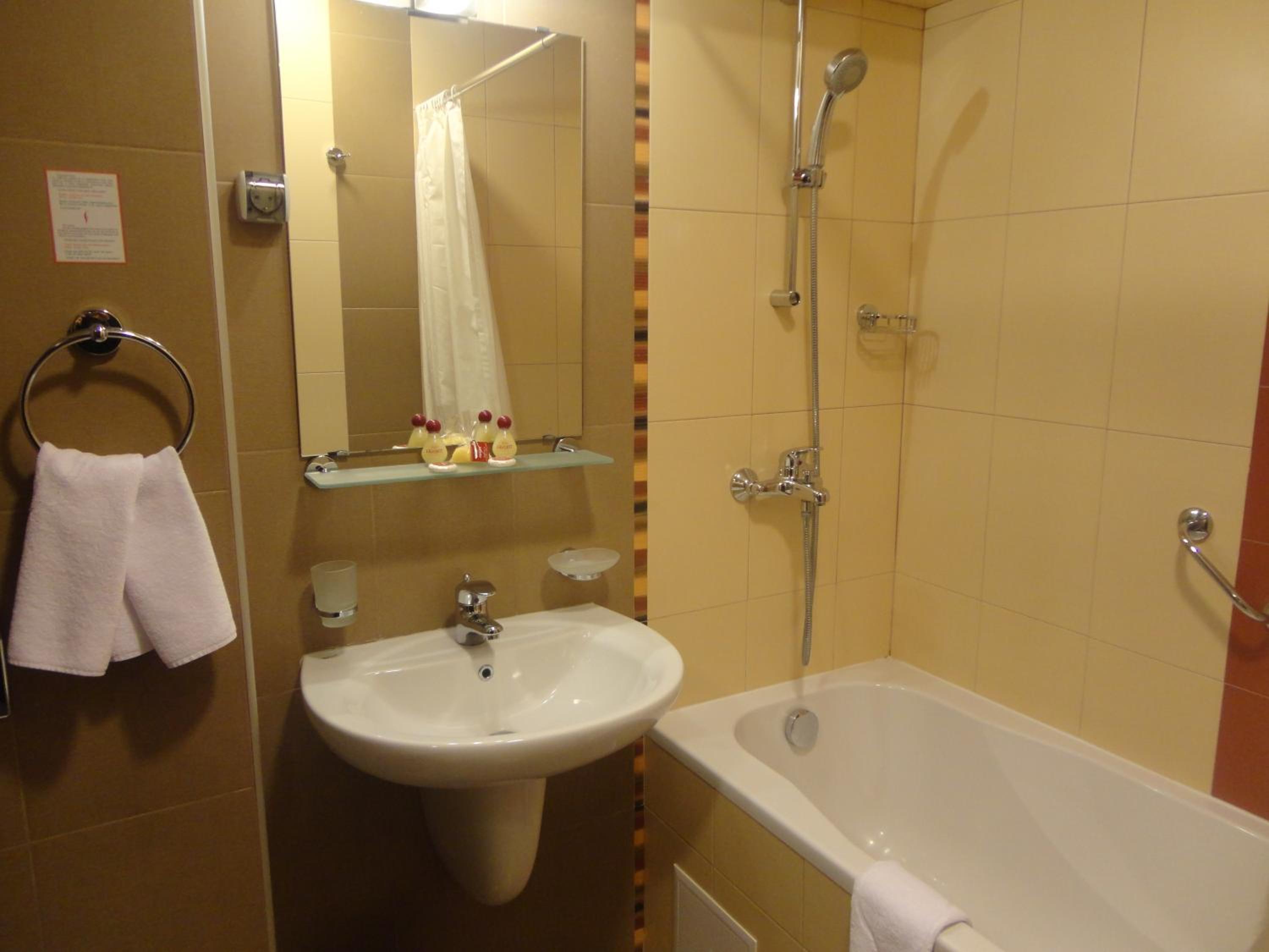 Standard Twin Room - Photo 12