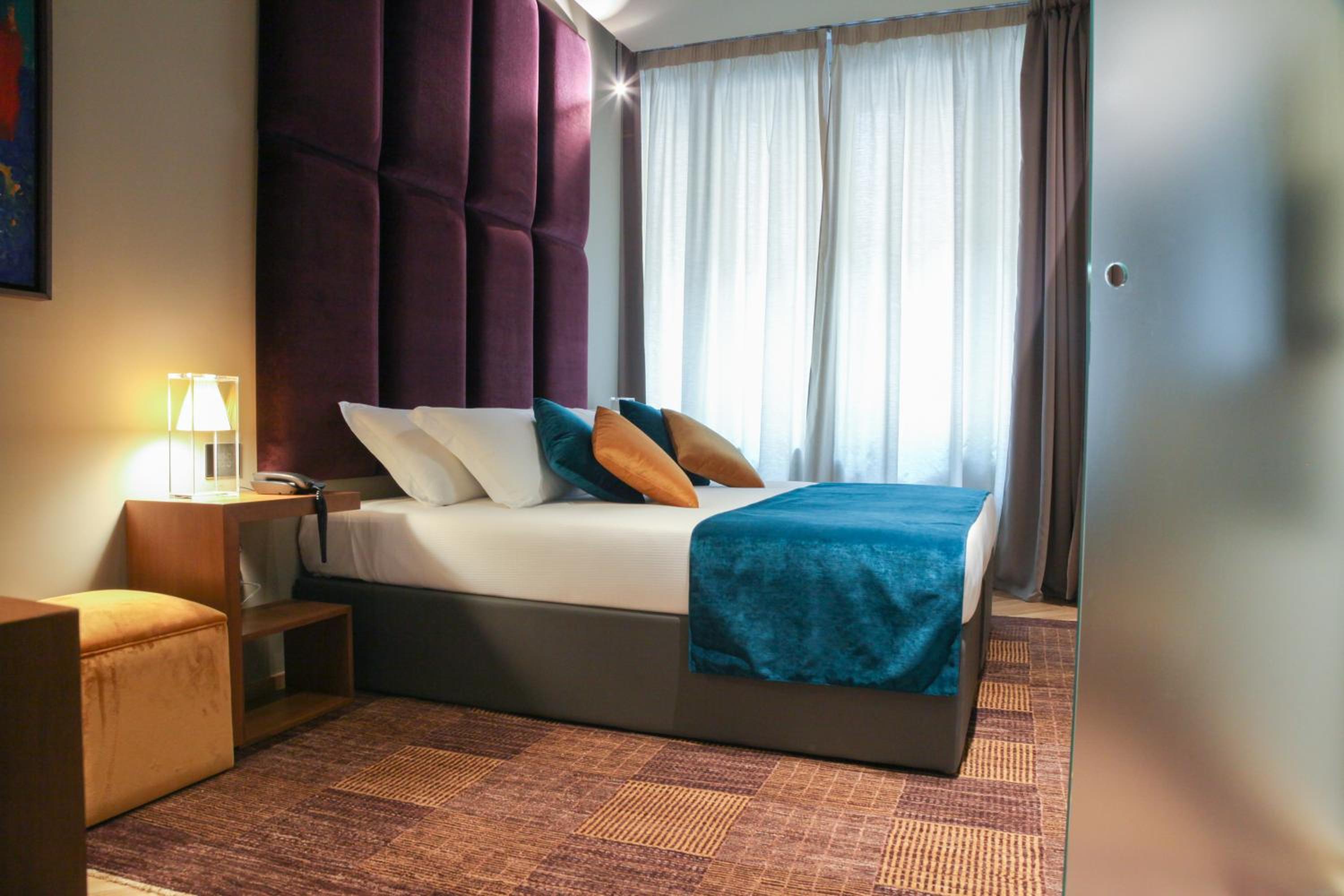 Deluxe Double Room thumbnail 5