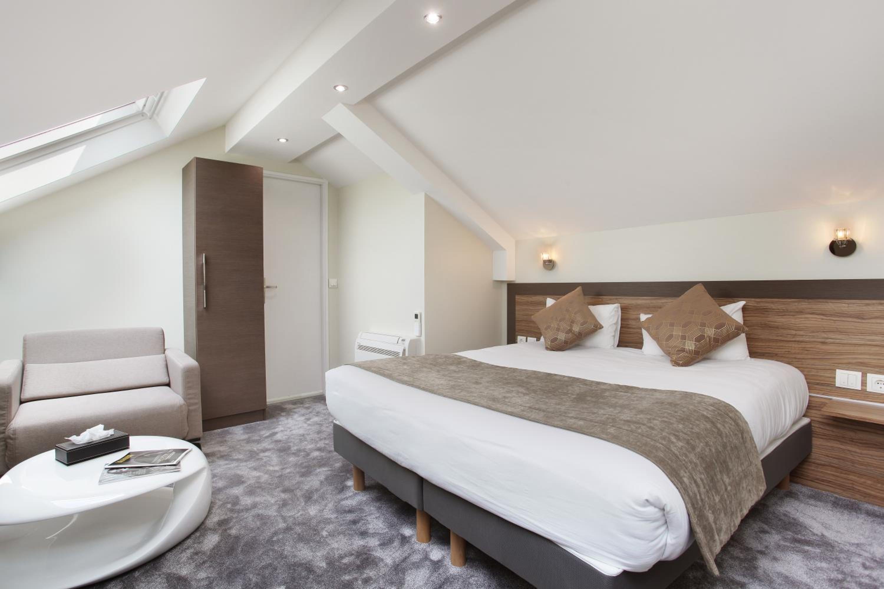Junior Queen Suite