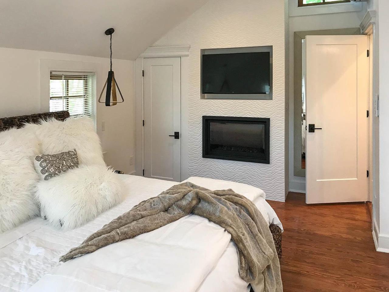 Deluxe King Suite photo 1