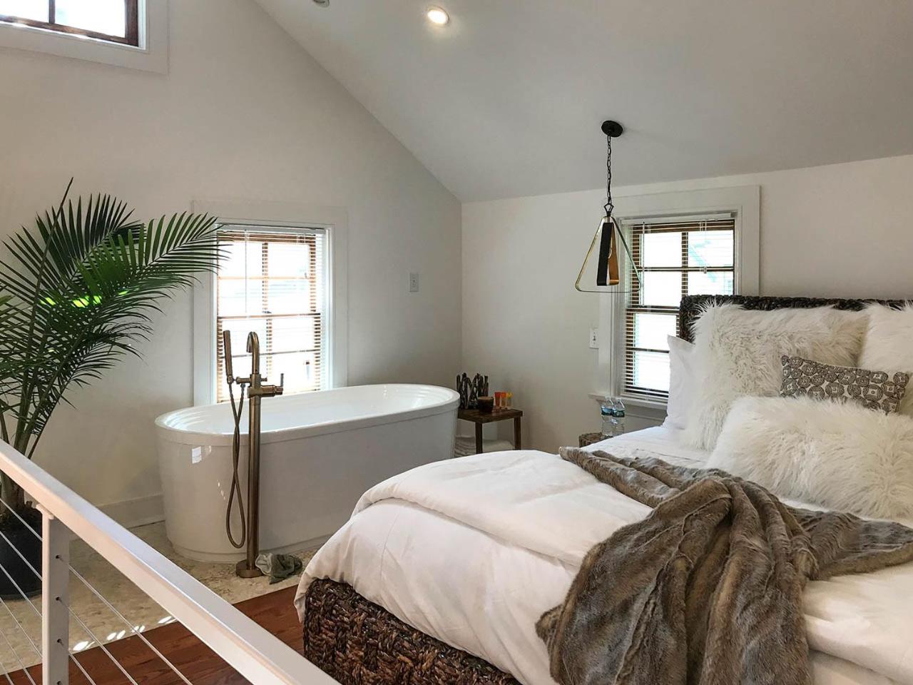 Deluxe King Suite photo 2