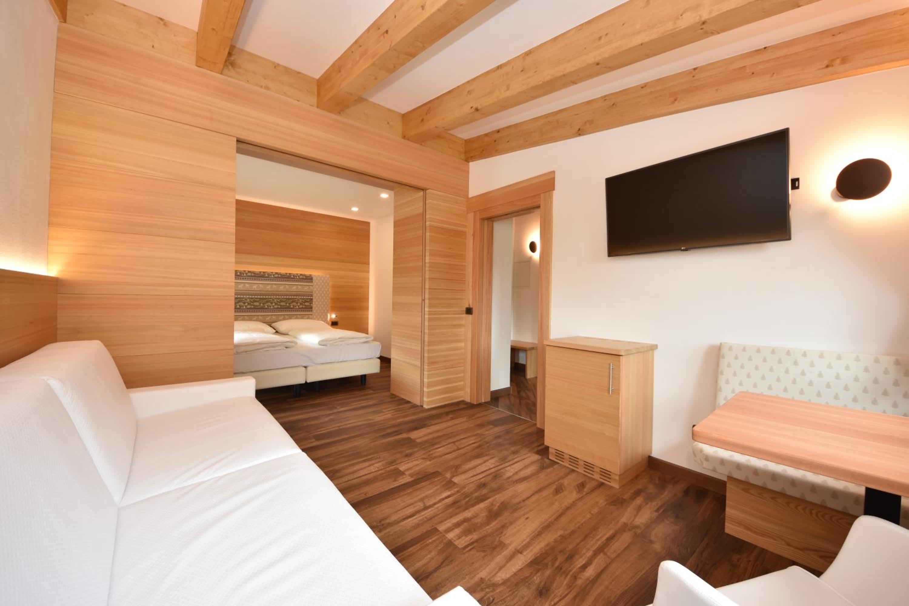 Suite with Mountain View - Photo 3