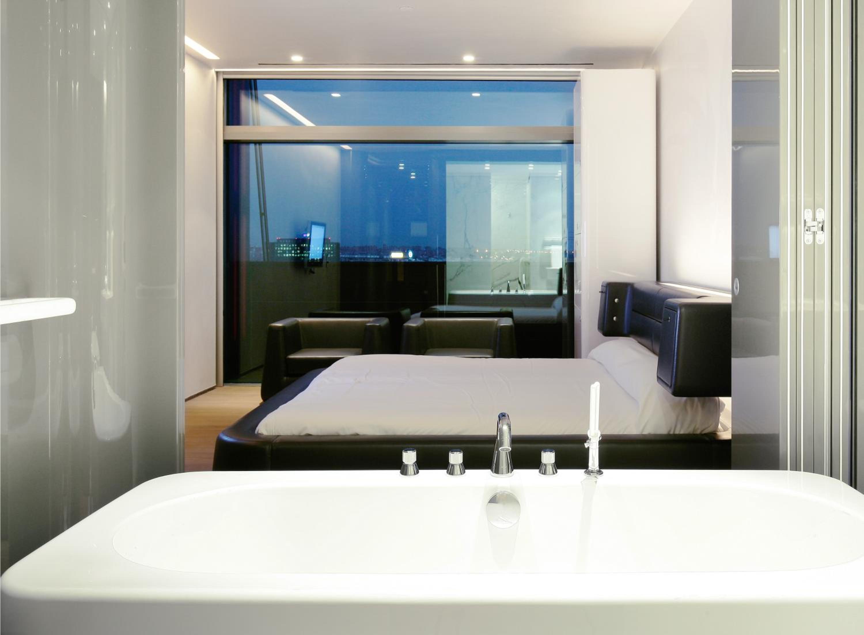 Deluxe Room - Photo 16