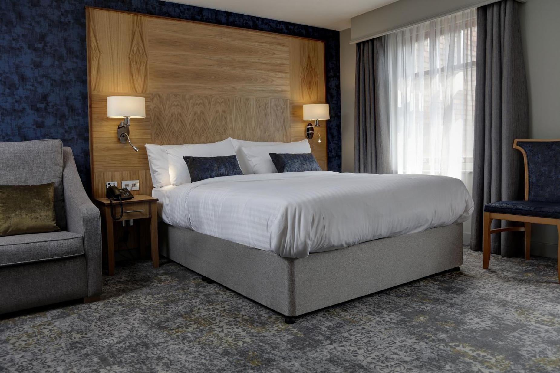 Premium Queen Room with One Queen Bed and One Sofa Bed - Photo 4