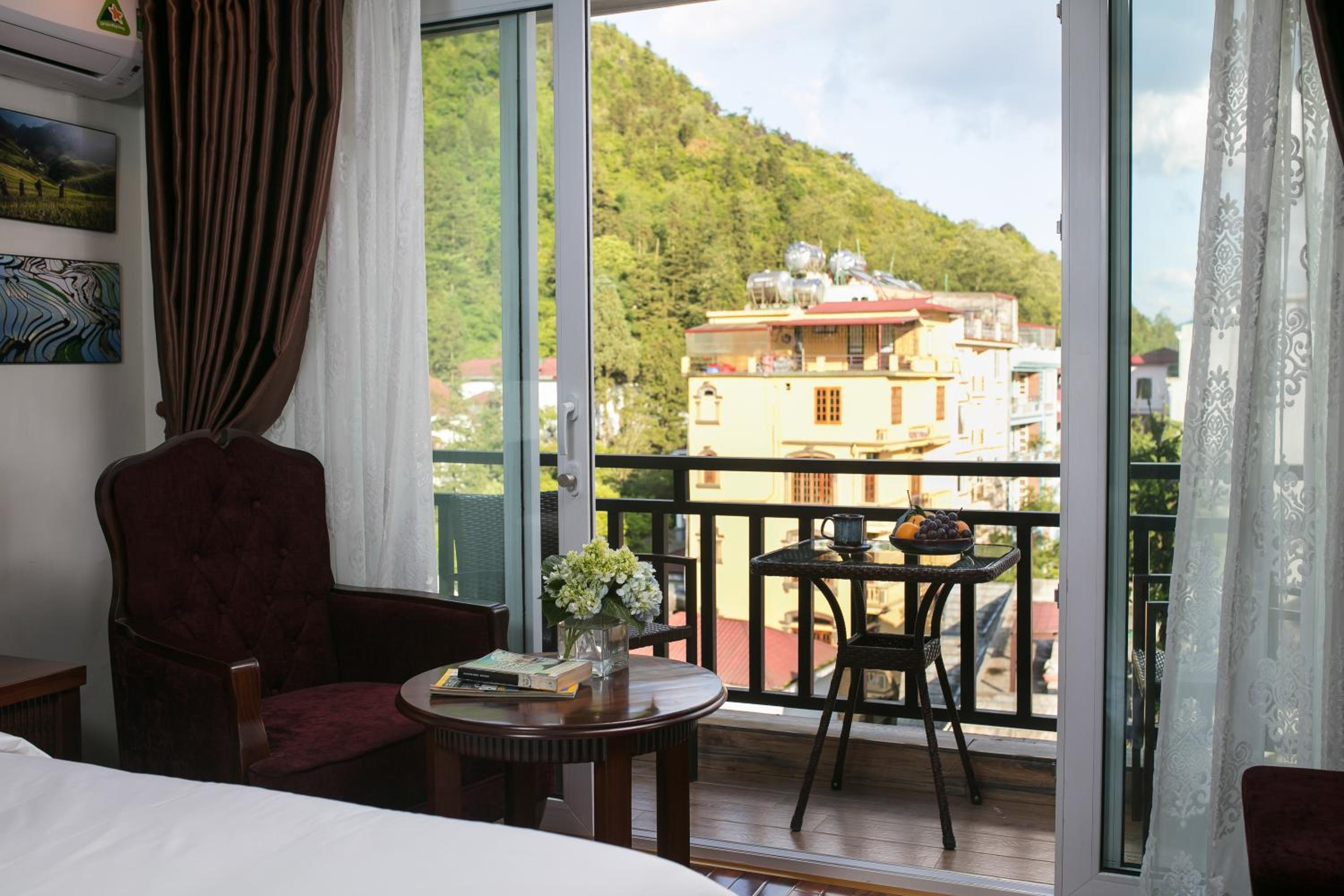 Premier Room with Balcony - Photo 3