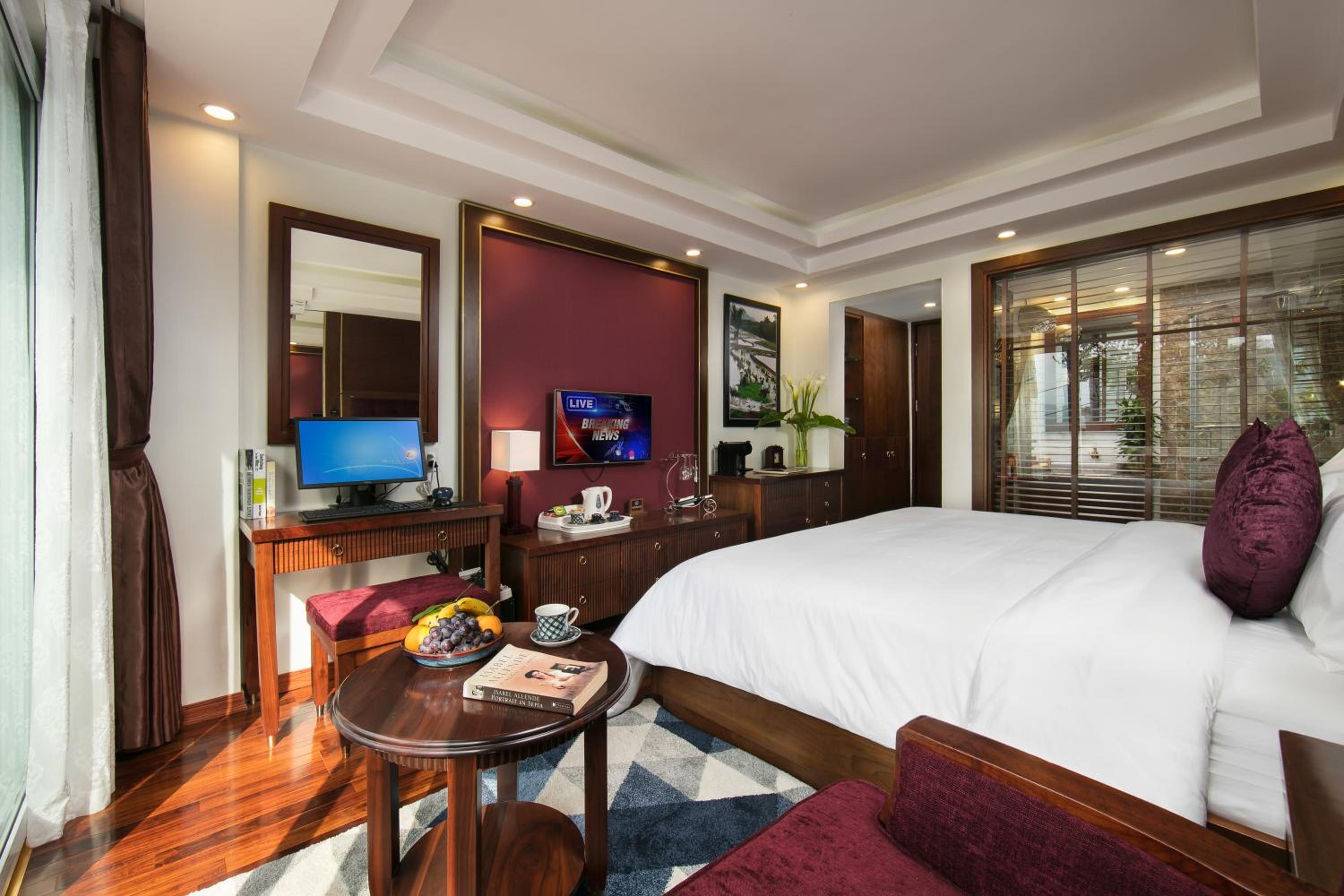 Superior Room with Balcony - Photo 6