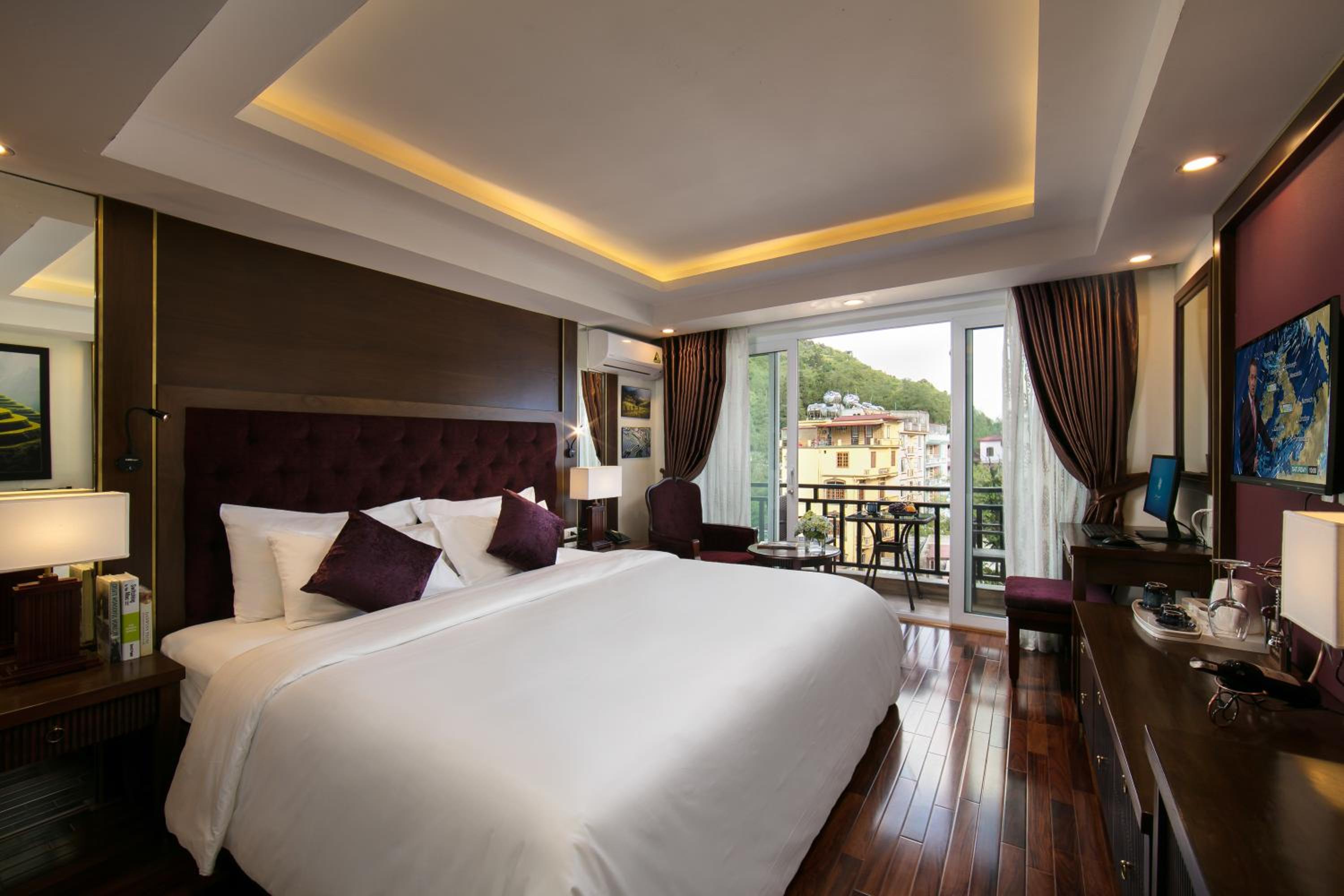 Premier Room with Balcony - Photo 7