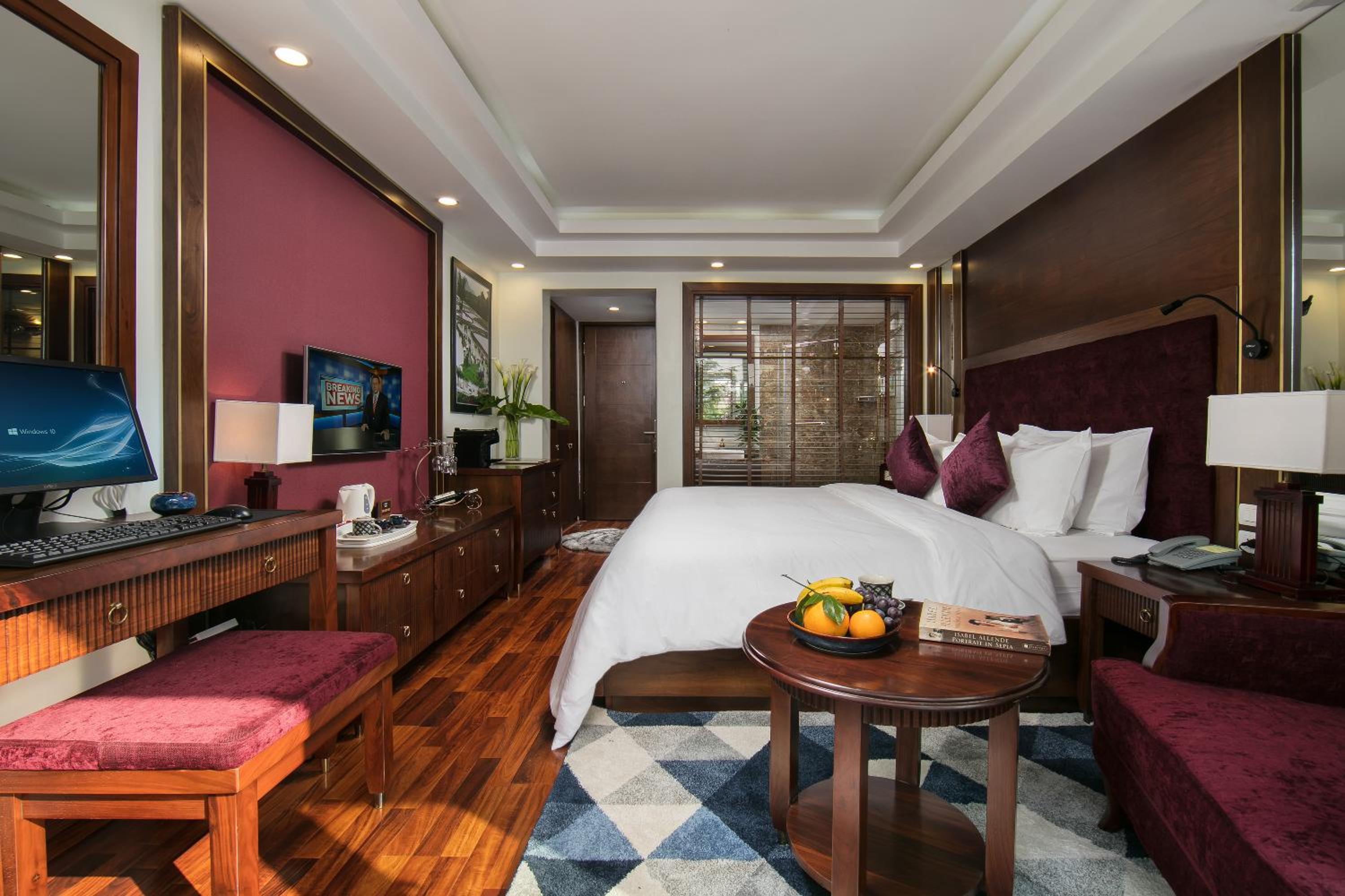 Superior Room with Balcony - Photo 4
