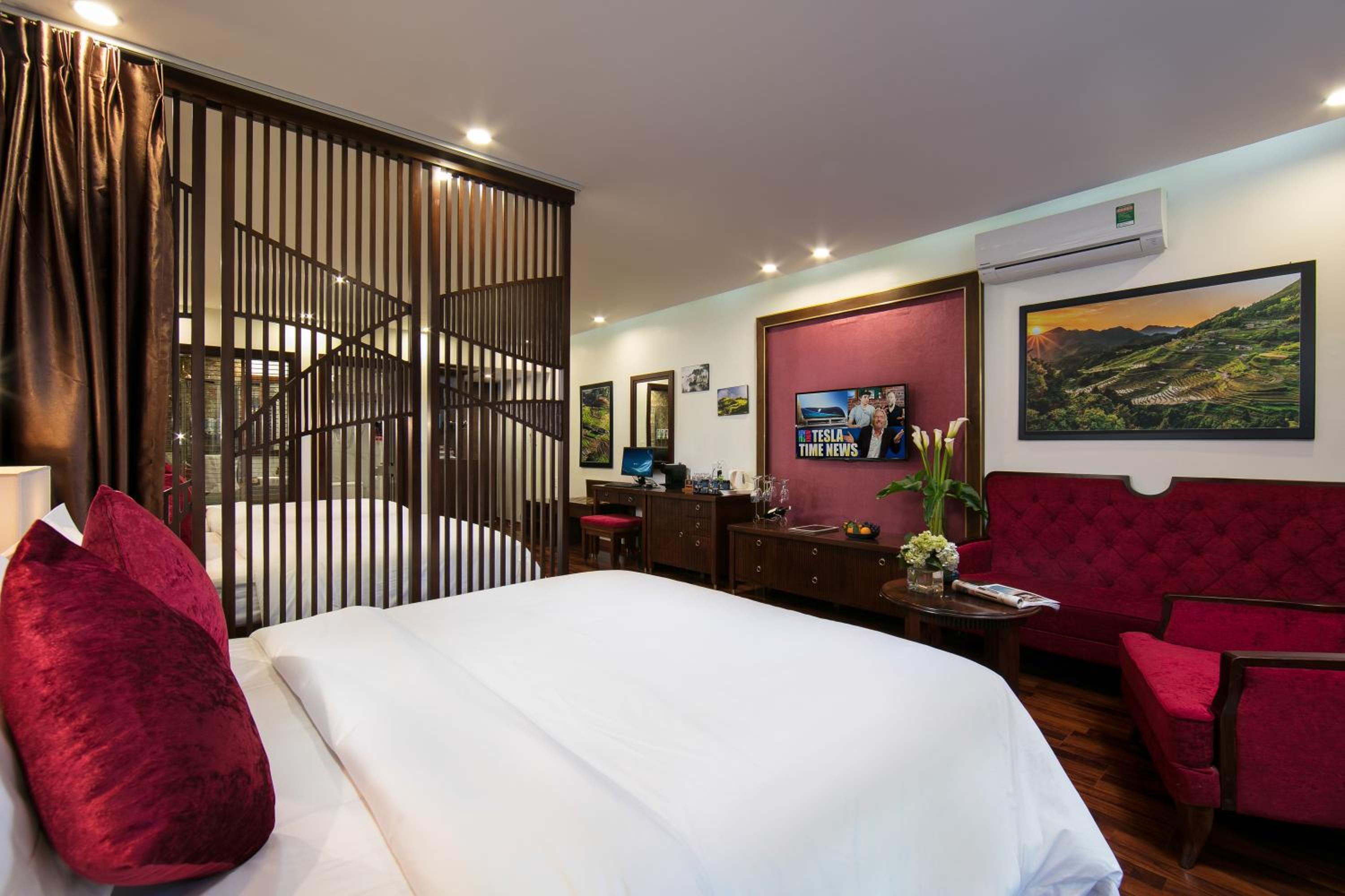 Family Room with Balcony - Photo 3