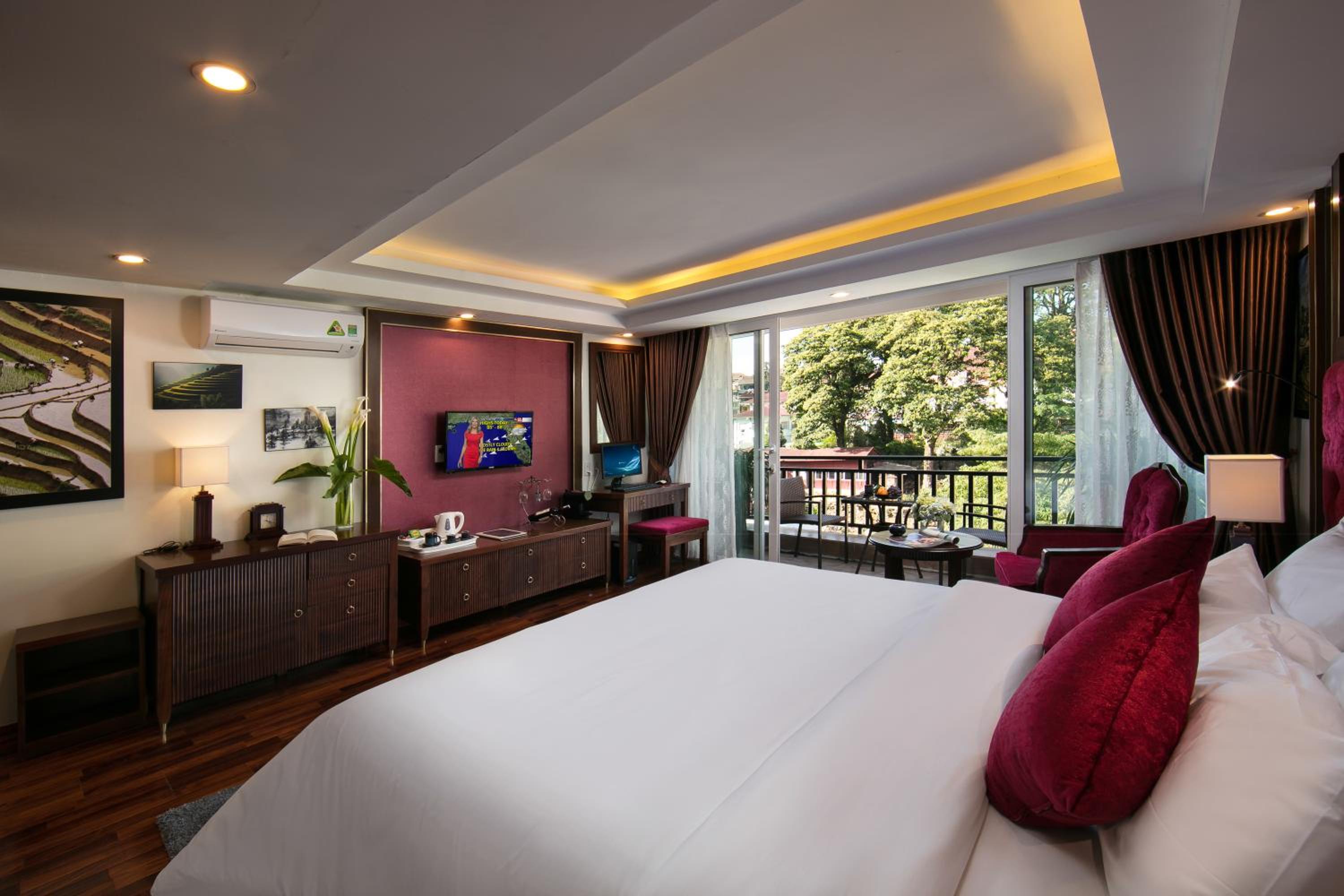 Deluxe Room with Balcony - Photo 4