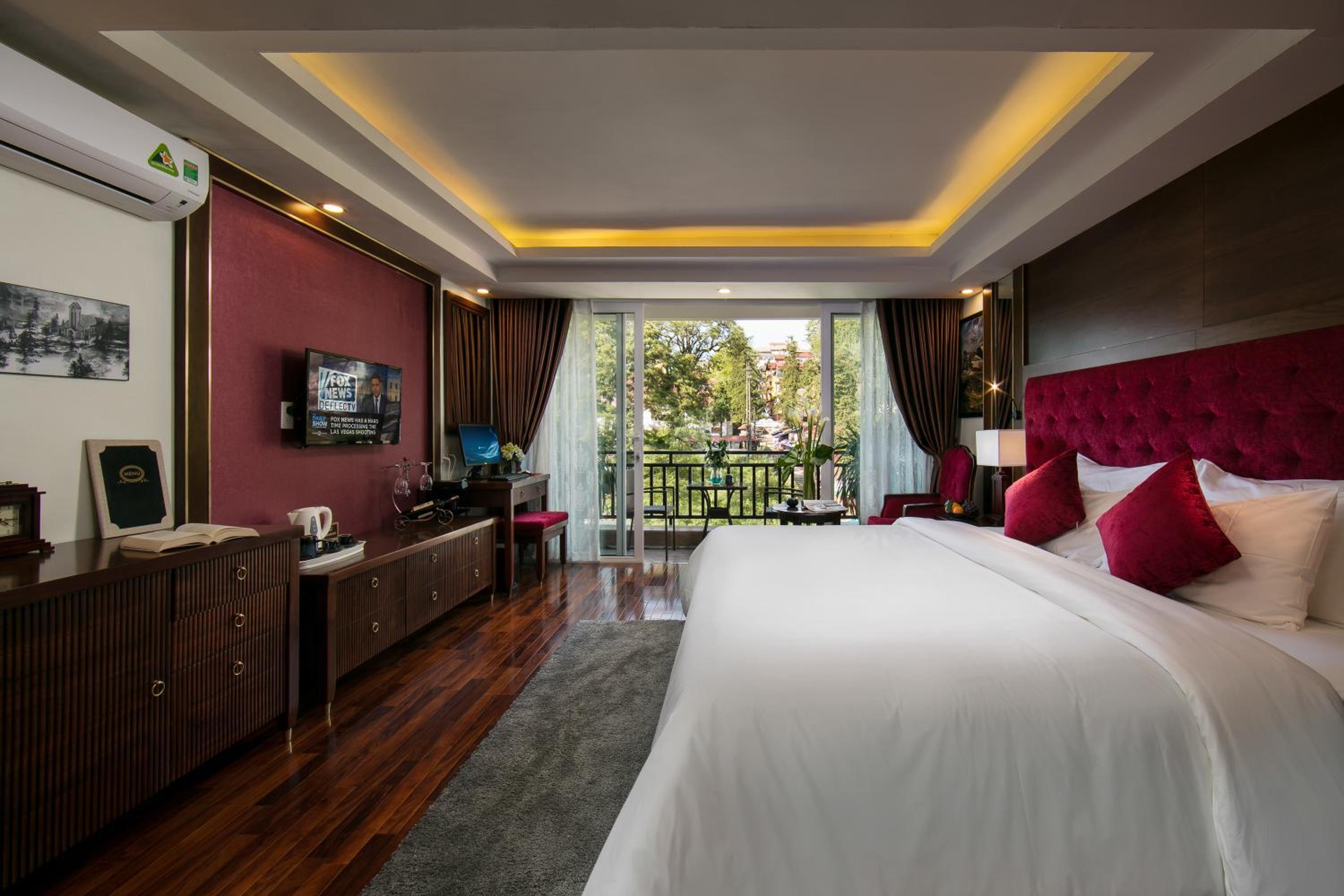 Deluxe Room with Balcony - Photo 3