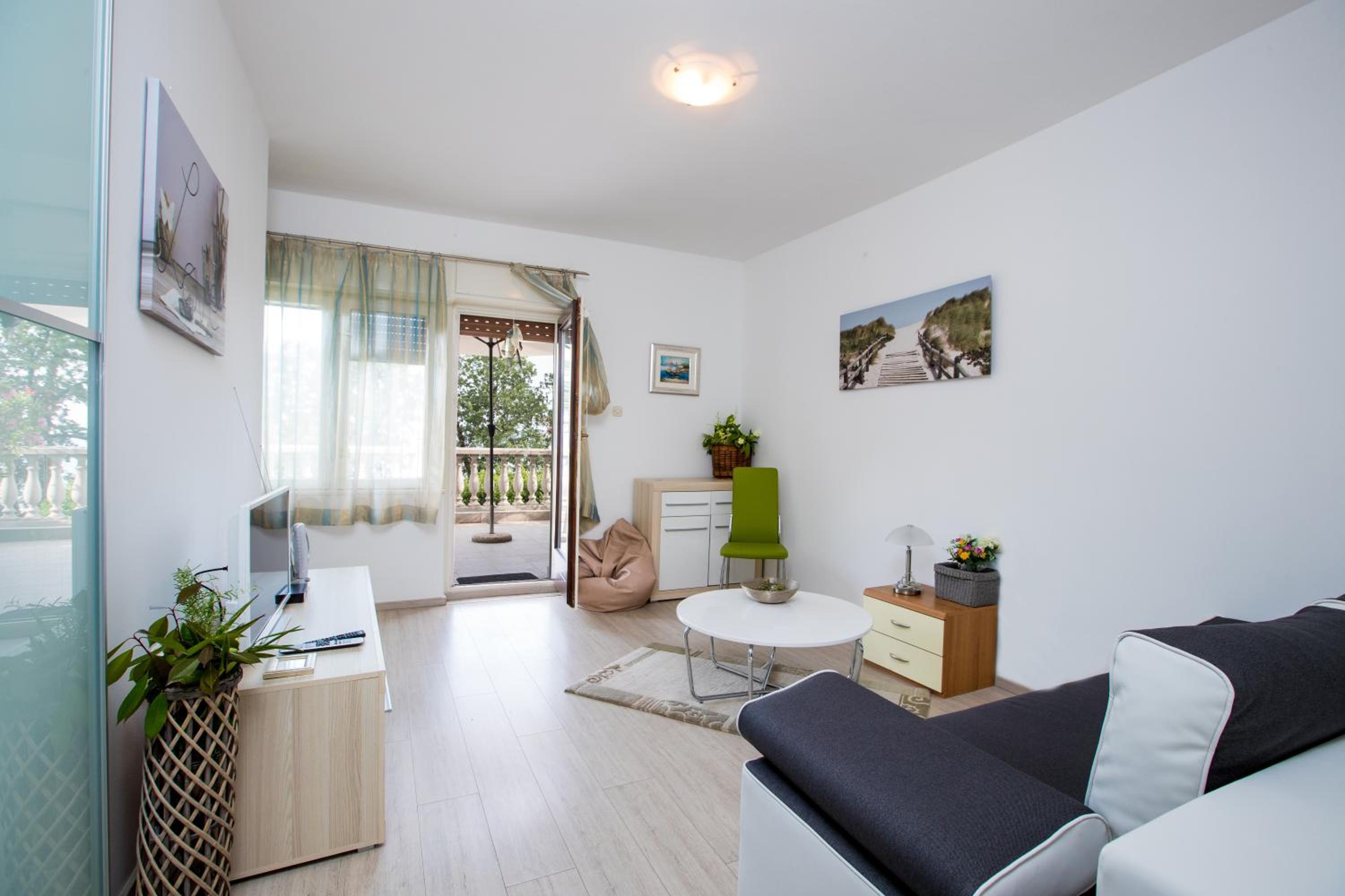 One-Bedroom Apartment with Terrace and Sea View photo 1