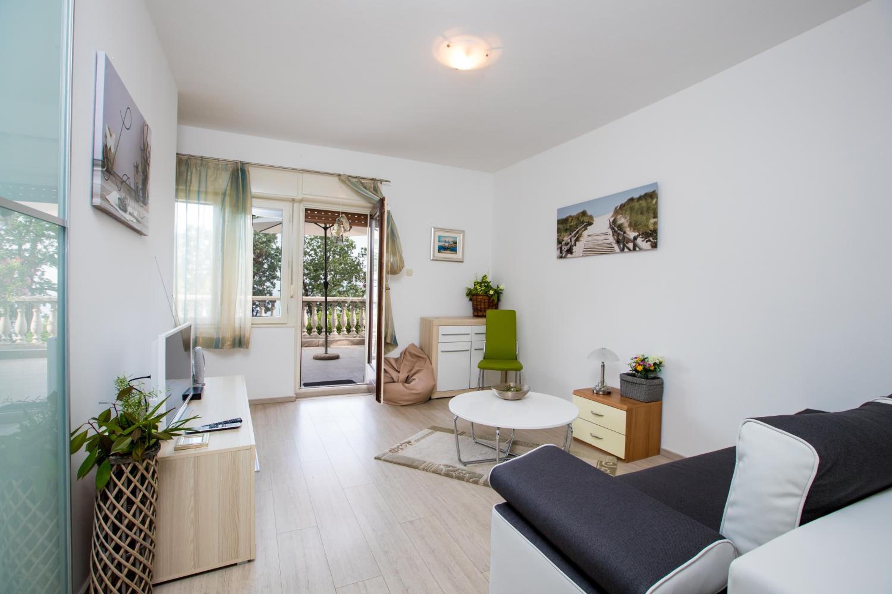 One-Bedroom Apartment with Terrace and Sea View photo 2