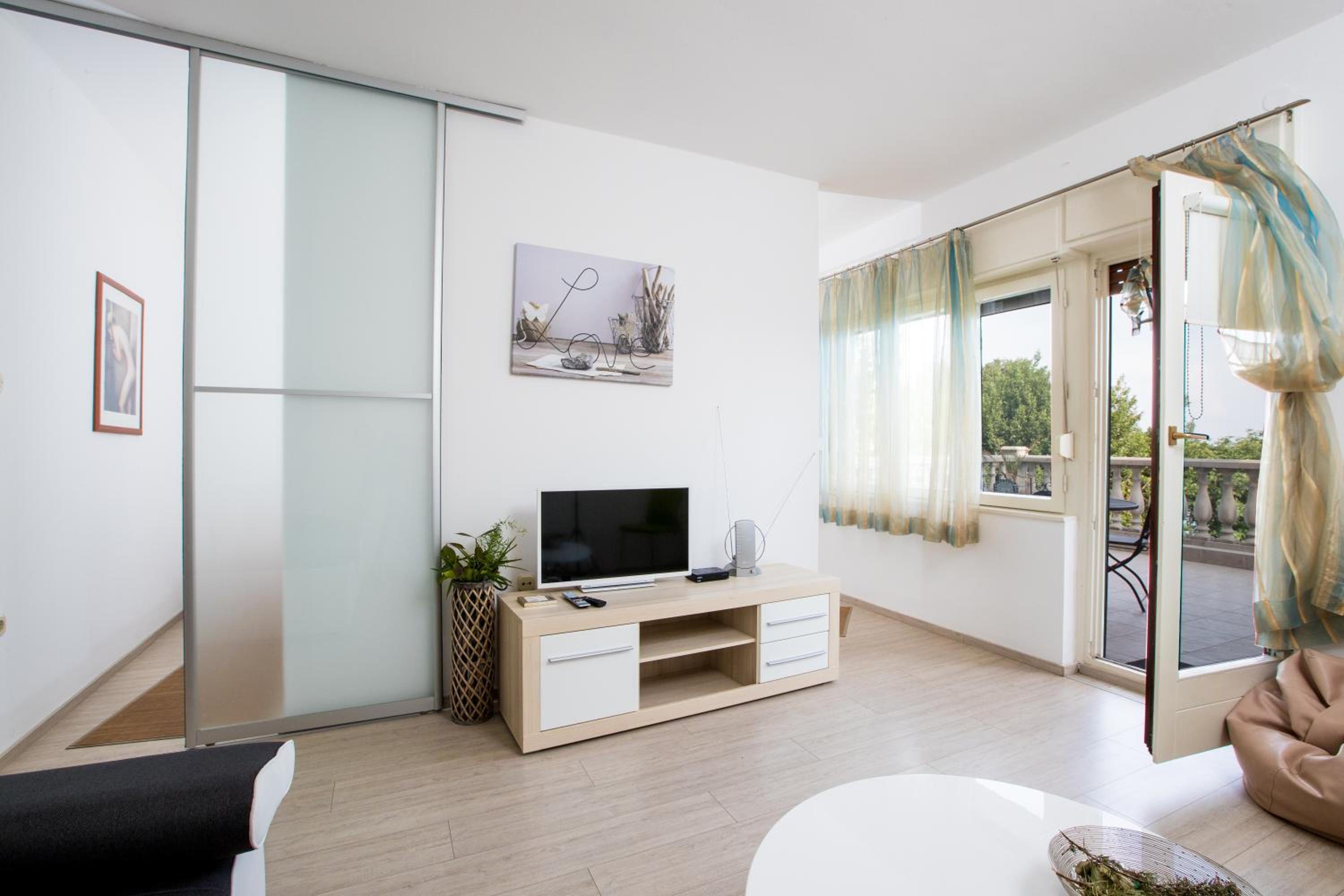 One-Bedroom Apartment with Terrace and Sea View photo 3