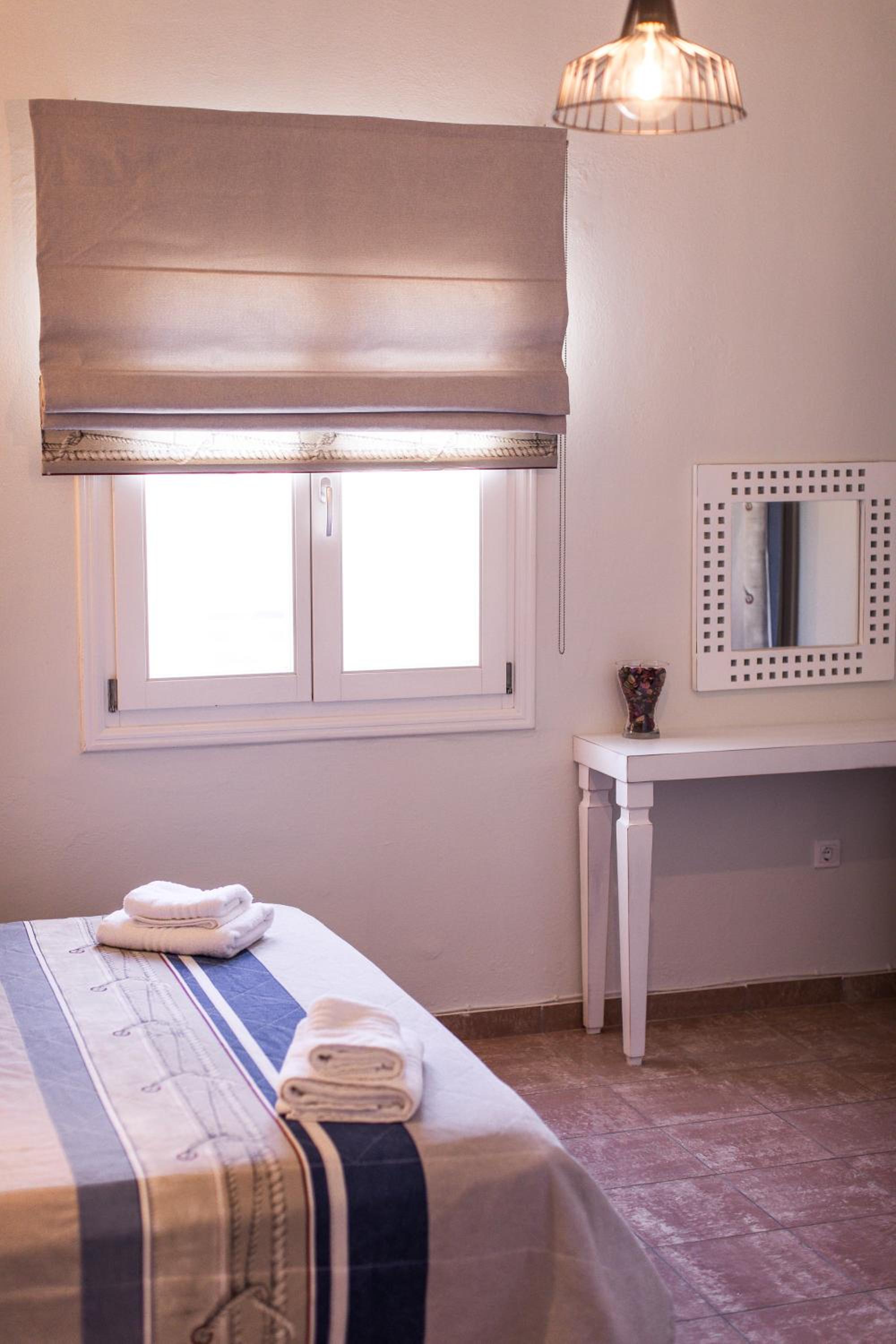 Superior Room (queen or twin) with South Caldera View photo 3
