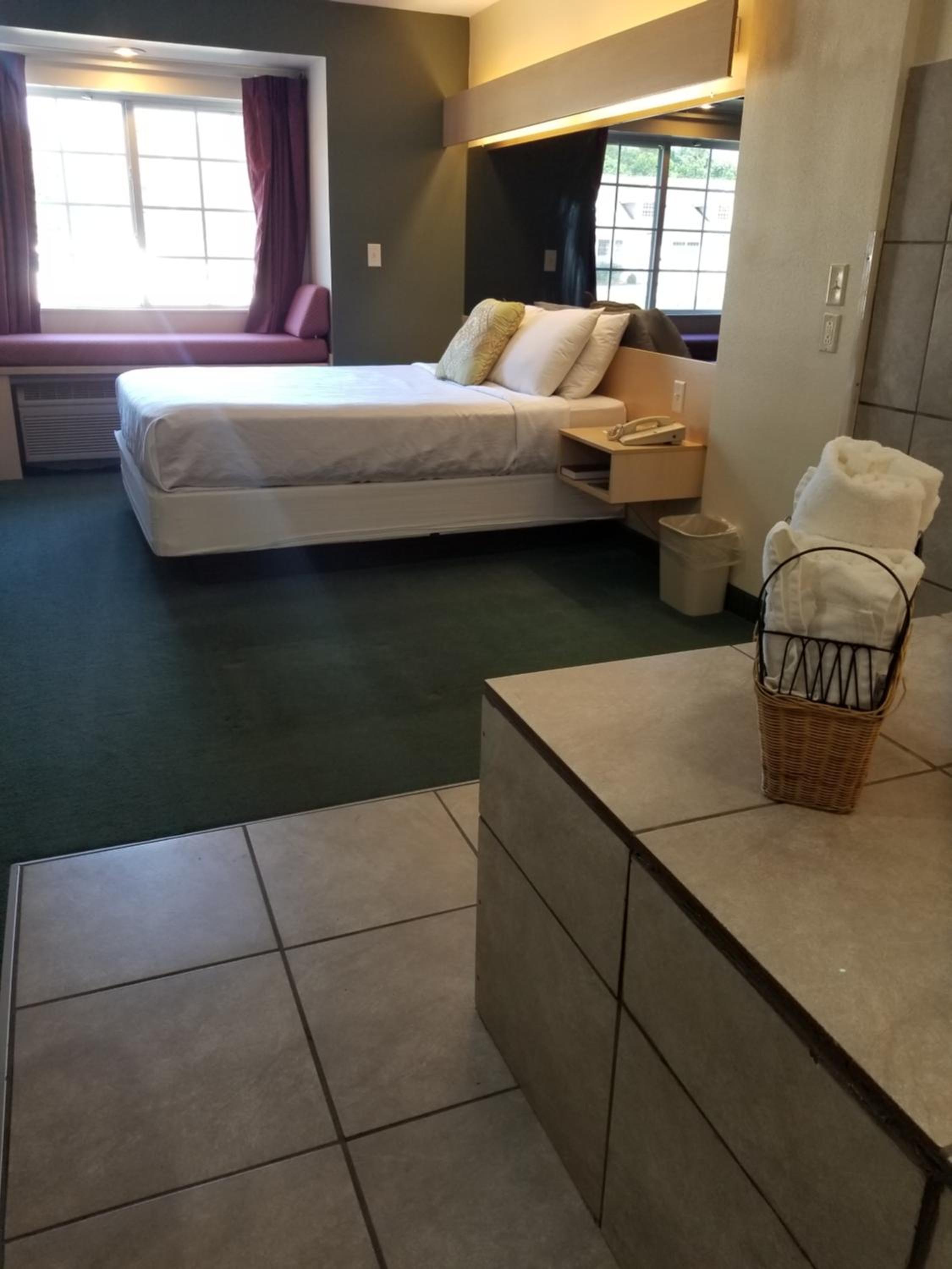 Suite with Hot Tub - Photo 2