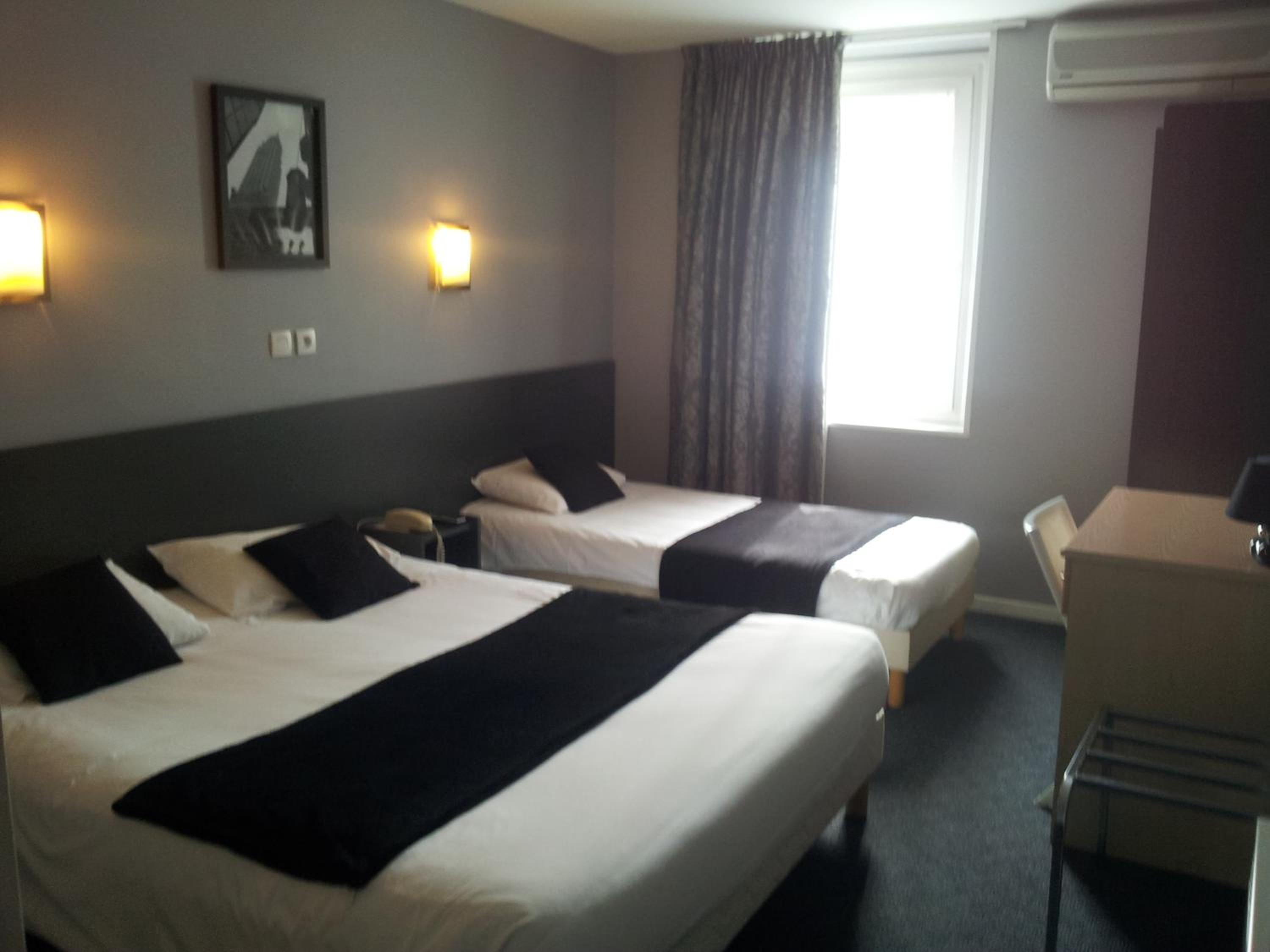 Triple Room (1 Double Bed + 1 Single Bed) photo 3