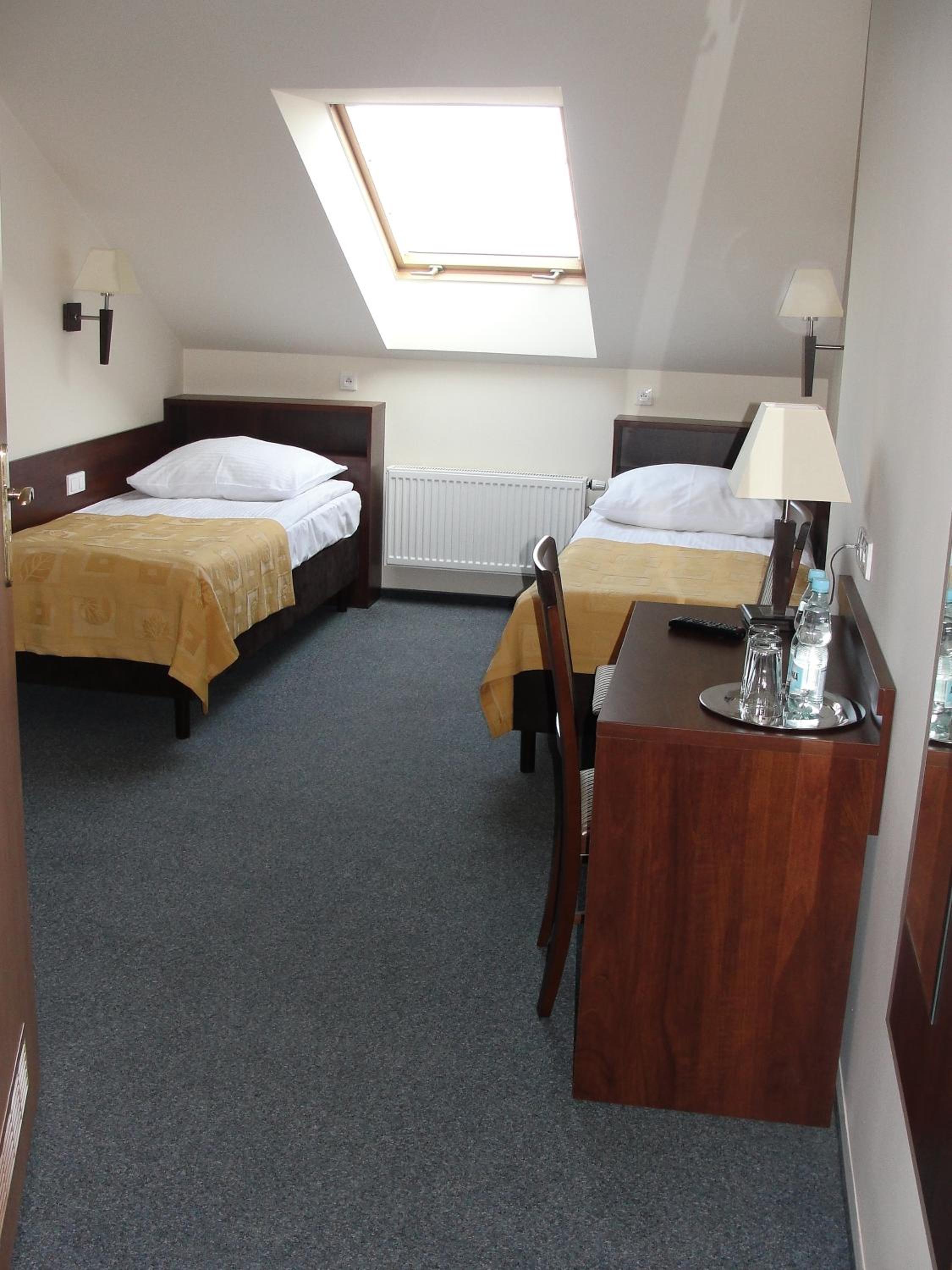 Standard Twin Room - Photo 4