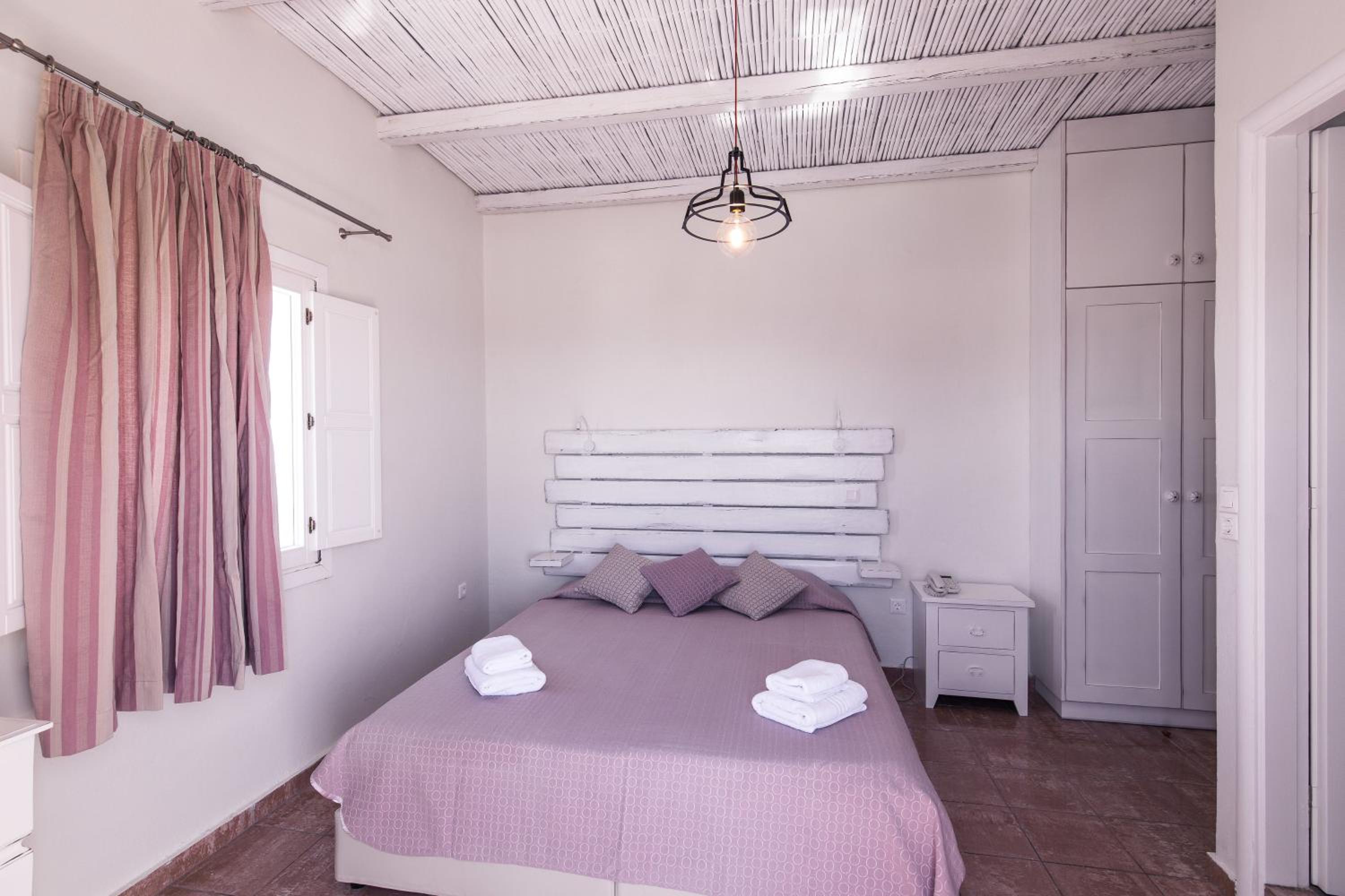 Superior Room (queen or twin) with Caldera View - Photo 8